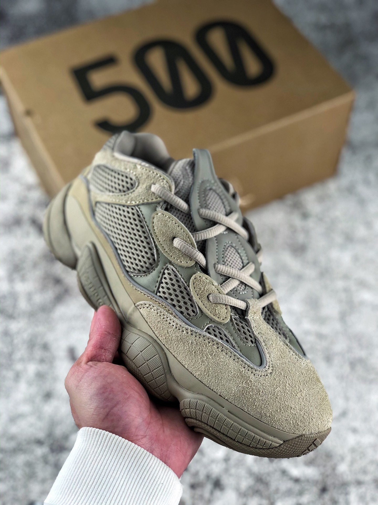 本地自取 终端放货
Adidas originals Yeezy500  “Taupe Light”
阿迪达斯 椰子500 褐色 货号：GX3605
定义顶级制作工艺 仅看齐发售原鞋
#AD万邦原厂翻毛、甩纹牛皮
#内置adiPRENE+减震科技 
#全鞋包括内里 机台针车间距调整与原版一致
#原底模具开发 