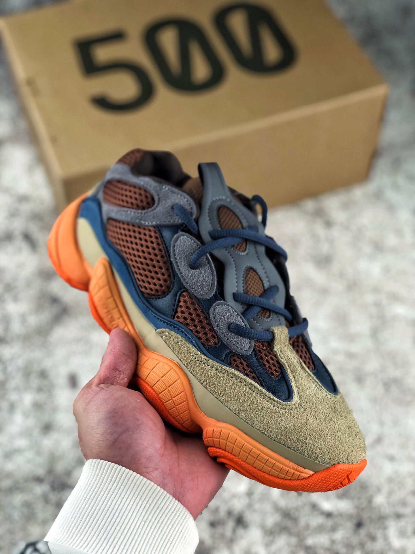 本地自取 终端放货
Adidas originals Yeezy500  “”
阿迪达斯 椰子500 蓝橙 GZ5541
定义顶级制作工艺 仅看齐发售原鞋
#AD万邦原厂翻毛、甩纹牛皮
#内置adiPRENE+减震科技 
#全鞋包括内里 机台针车间距调整与原版一致
#原底模具开发 