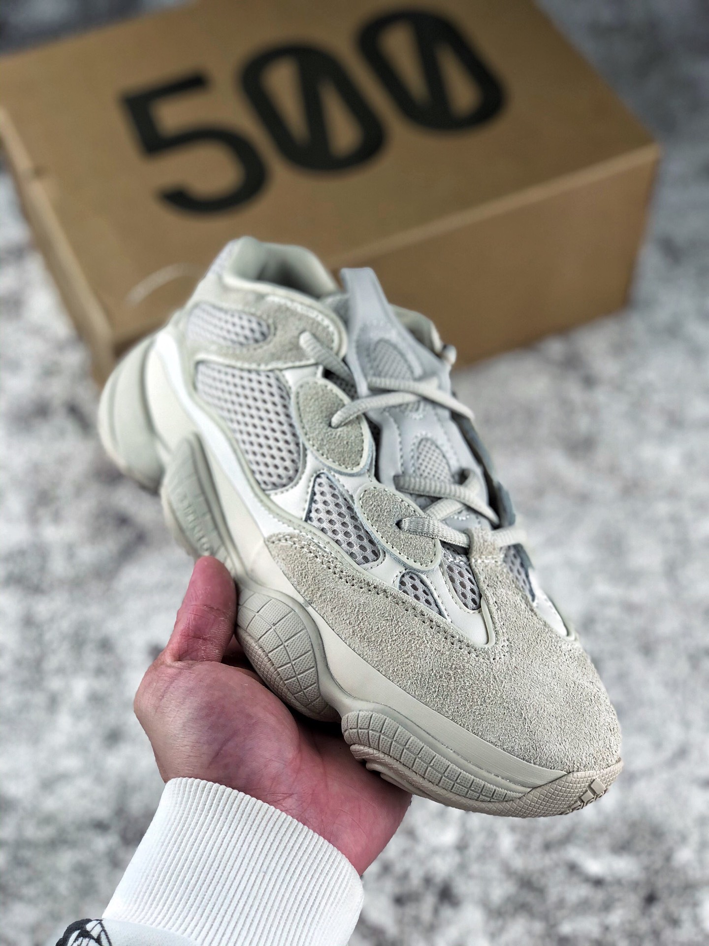 本地自取 终端放货
Adidas originals Yeezy500  “”
阿迪达斯 椰子500 白灰 DB2908
定义顶级制作工艺 仅看齐发售原鞋
#AD万邦原厂翻毛、甩纹牛皮
#内置adiPRENE+减震科技 
#全鞋包括内里 机台针车间距调整与原版一致
#原底模具开发 