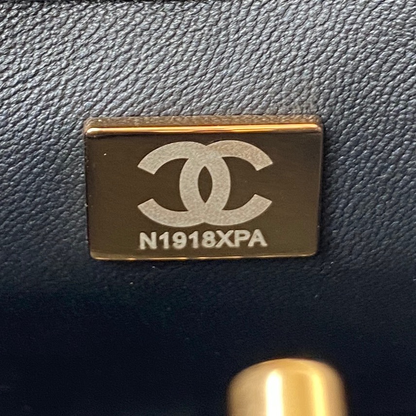 p新款五金购物袋这一季的水桶包真的好看到犯规！包包时髦依旧配上字母链条艺术这一新势力的融合火花不断复古时