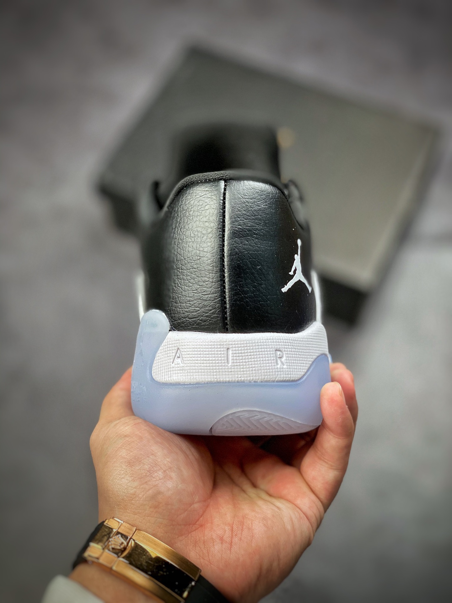 200  AIR JORDAN Air Jordan 11 Cmft Low 官方同步上架实战篮球鞋 CW0784-104
