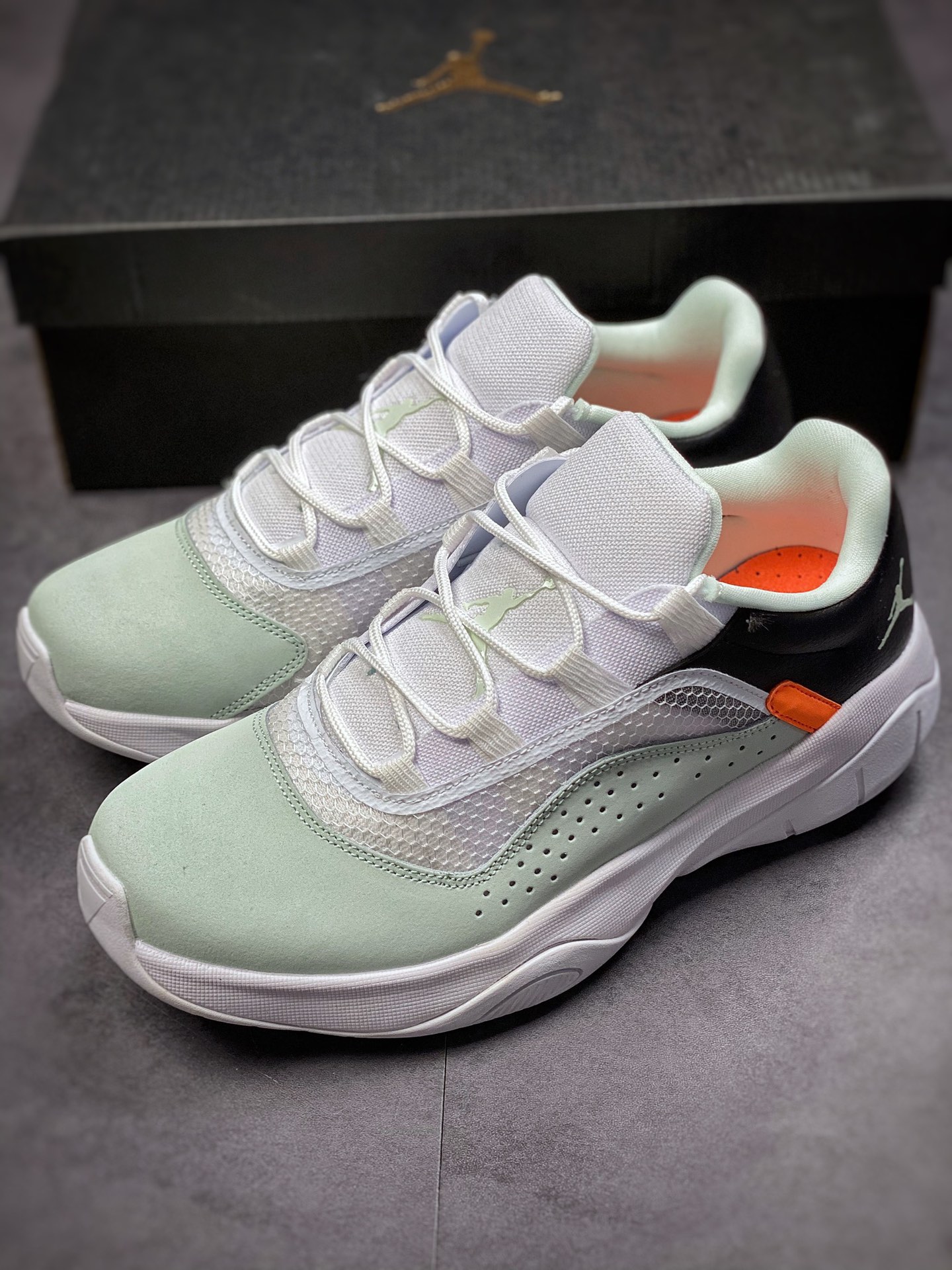 200  AIR JORDAN Air Jordan 11 Cmft Low 官方同步上架实战篮球鞋  CW0784-300