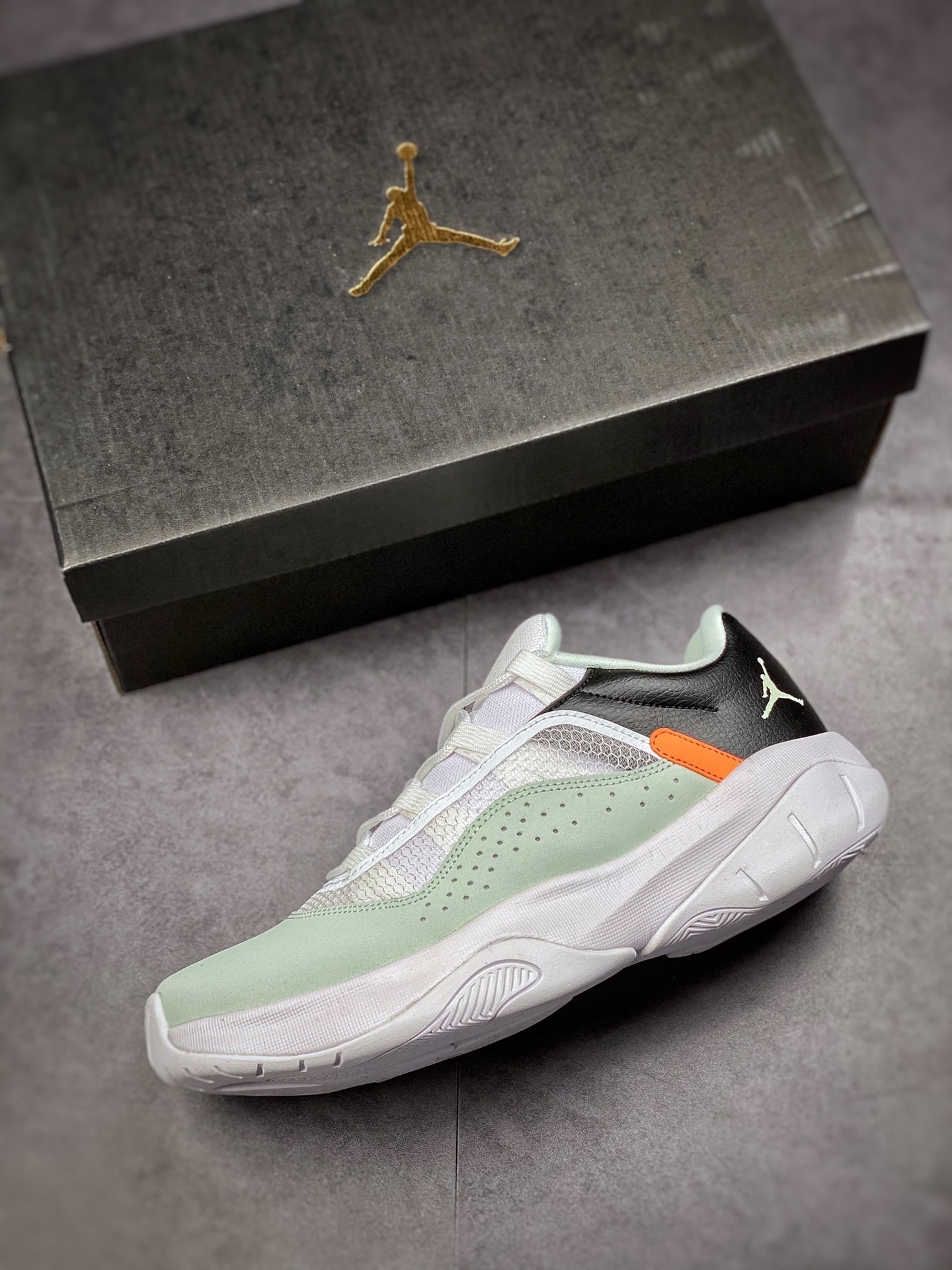 200  AIR JORDAN Air Jordan 11 Cmft Low 官方同步上架实战篮球鞋  CW0784-300