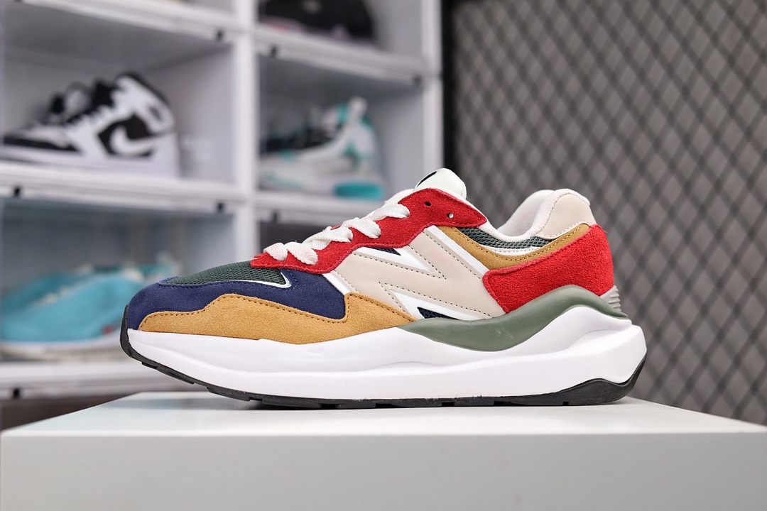 G5 公司级 New Balance 5740系列复古休闲运动慢跑鞋 全新 New Balance 系列，以更纯粹的复古风格设计打造的全新造型。侧身还以解构设计，将 N 字标志以做旧压花样式呈现，样式别具新意。而麂皮、冲孔皮革的塑造，则呈现出高级怀旧气质，也让鞋款在奢华时装风格与运动氛围之间达到了平衡。鞋身采用尼龙及猪巴革麂皮物料拼接构成中底高弹PU材质及满丁防滑橡胶外底996WS