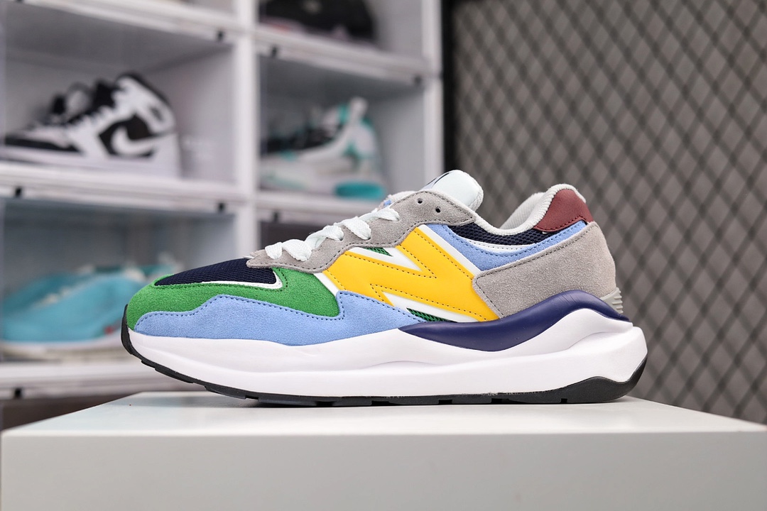 G5 公司级 New Balance 5740系列复古休闲运动慢跑鞋 全新 New Balance 系列，以更纯粹的复古风格设计打造的全新造型。侧身还以解构设计，将 N 字标志以做旧压花样式呈现，样式别具新意。而麂皮、冲孔皮革的塑造，则呈现出高级怀旧气质，也让鞋款在奢华时装风格与运动氛围之间达到了平衡。鞋身采用尼龙及猪巴革麂皮物料拼接构成中底高弹PU材质及满丁防滑橡胶外底996WS