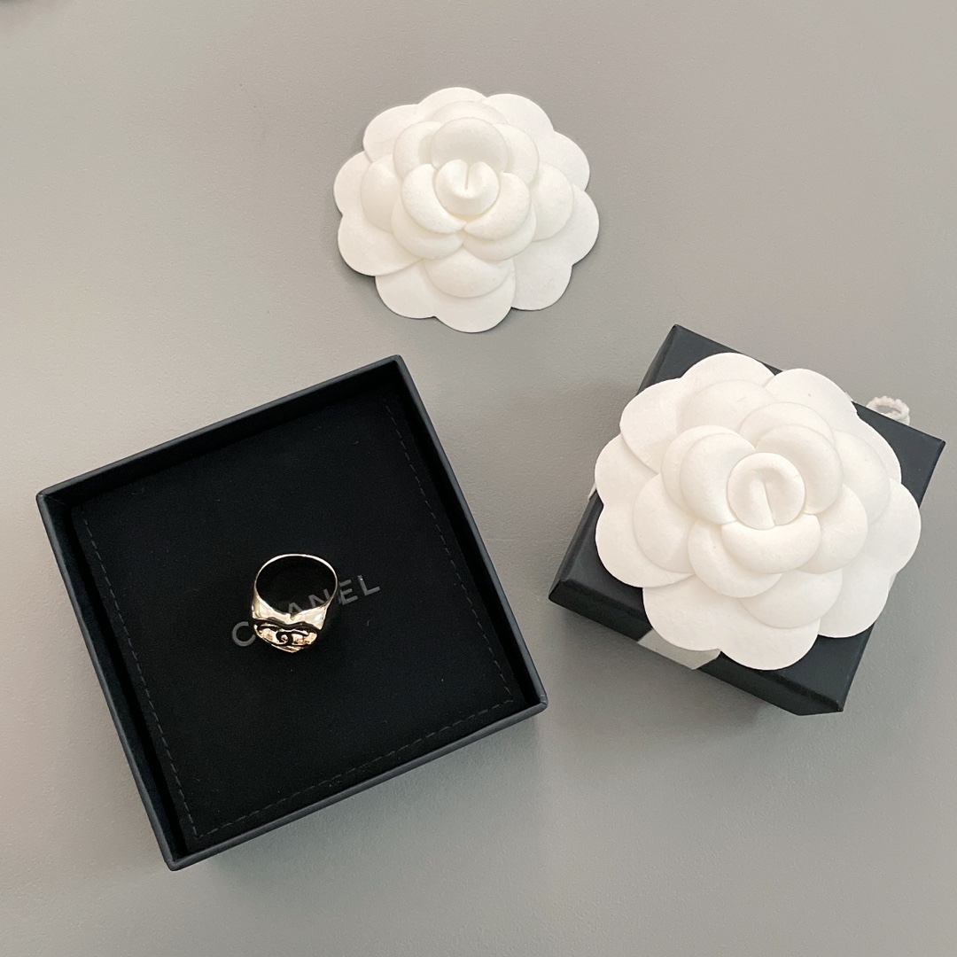 NO:632916,88150 [Fragrant Love Ring] is coming, Z, size 16/17/18mm, must be included in the love series in every issue!  It’s a heart-pounding feeling, keep it to yourself for now!  It has a very elegant and loving simple design, and the hardware is electroplated with light gold. It is not noble gold plating, nor is it cool silver. The light gold is just right, low-key and high-end, and the texture is super nice!  Rings, single earrings, long earrings, necklaces, bracelets, and brooches are must-have items that must not be missed. Each style is dominated by exquisiteness and retro, and modern fashion is filled with every piece of jewelry. It is not high-profile, but outstanding!  ,,necklace,brooch,breastpin,bracelet,ring,gold plating,Cardia high-end jewelry1986090988150【香爱心戒指】爆款来袭,Z ,码数16/17/18mm,每一期必入爱心系列！是心动的感觉,先自留啦！很有气质的爱心简约设计,五金电镀浅金,不是高贵的镀金,也不是酷炫的银色,恰到好处的浅金低调又高级,质感超nice！戒指,单款耳钉,长款耳钉,项链,手链,胸针都是绝不能错过的必备单品,每一款都被精致与复古所支配,现代时髦感充斥着每一件饰品,不高调,但出众！,,necklace,brooch，breastpin,bracelet,ring,gold plating,卡迪亚高端饰品,Jewelry