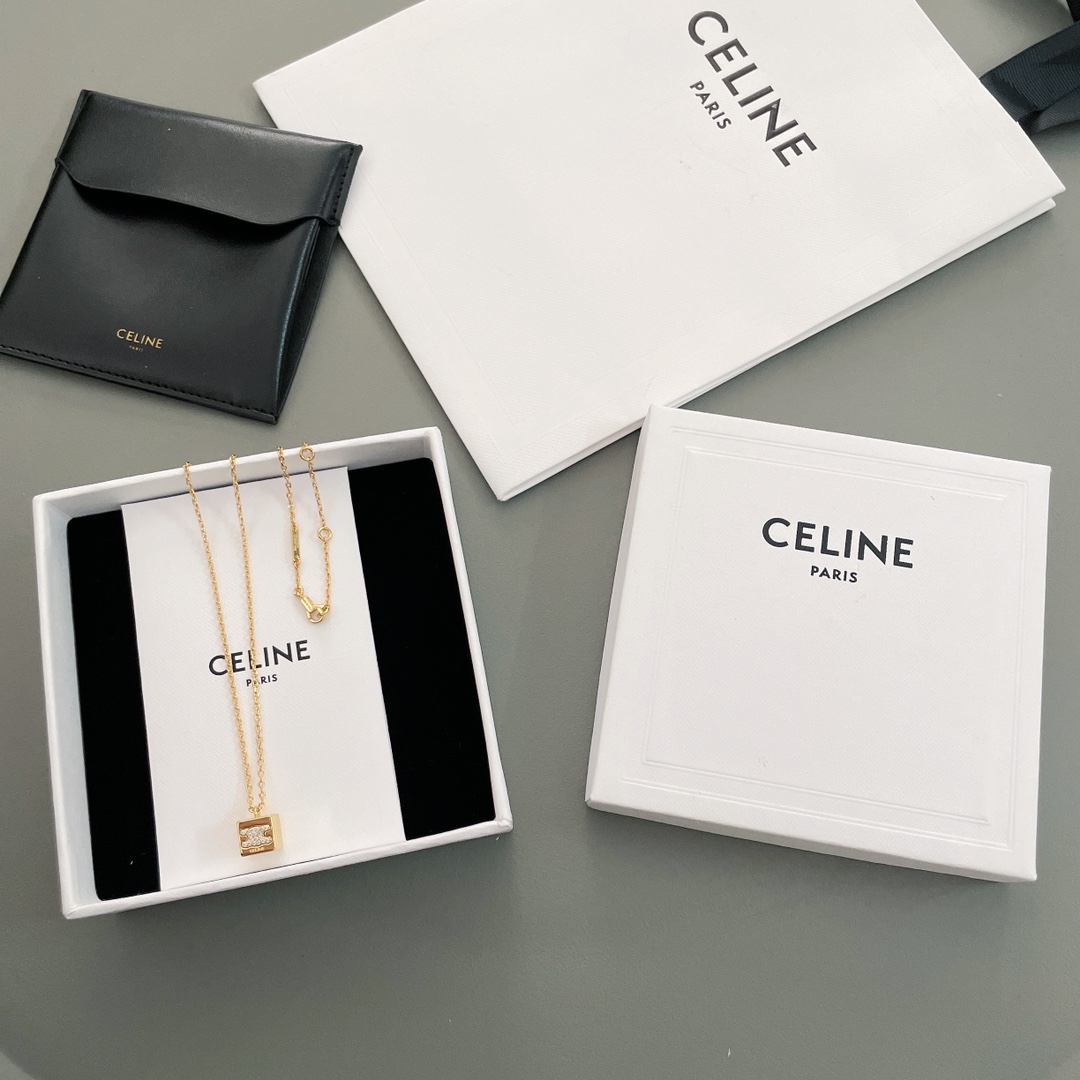 NO:634108,88180, Celine square grain necklace, super exquisite small squares, the logo of the Arc de Triomphe, crystal embellishment, full of details, instantly enhances your appearance!  The square shape is very three-dimensional, the polishing process is very smooth and delicate, simple yet individual, low-key yet exquisite!  Wearing it alone or stacking necklaces from the same brand is a must-have, and it is easy to match with everyday!  ,,celine,necklace,Cardia high-end jewelry1986090988180,赛琳方粒项链 ,超级精致的小方块,凯旋门的标志,水晶的点缀,细节感满满,瞬间提升颜值！方方正正非常立体,抛光处理的非常光滑细腻,简单而不失个性,低调又精致！单独戴或是叠戴同品牌项链都是绝绝子,日常搭配率贼高！,,celine,necklace,卡迪亚高端饰品,Jewelry