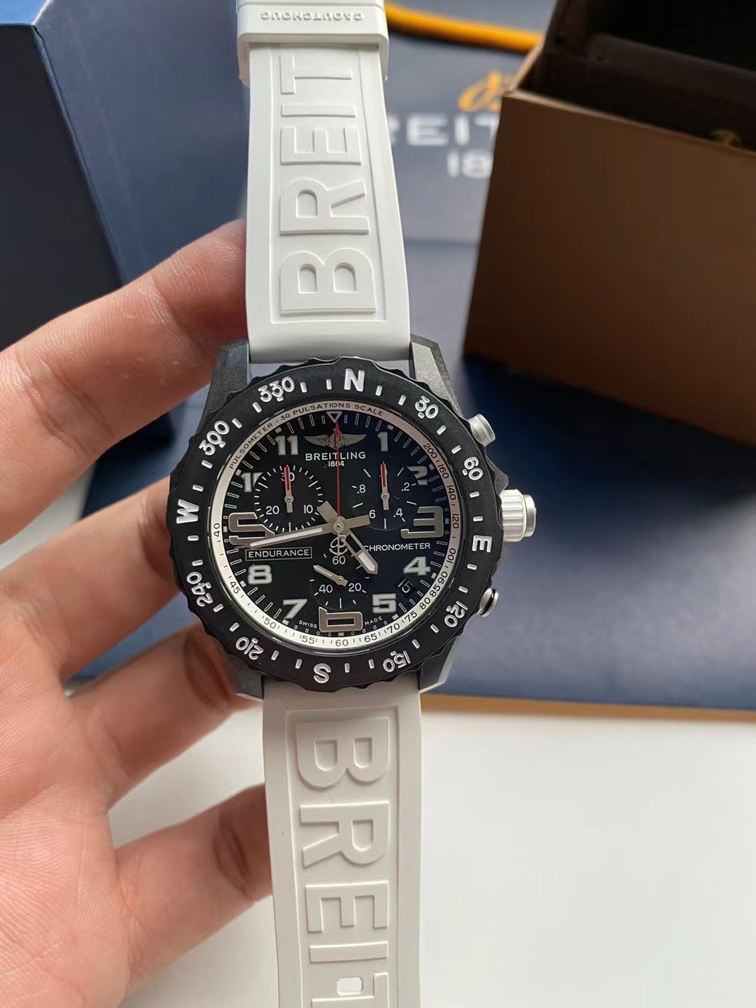 NO:146885,Breitling BREITLING ENDURANCE  PRO professional endurance series three-eye six-pin chronograph men and women's same style, official price, 44mm diameter, using the world's first advanced innovative material Breitlight composite resin for case clasp manufacturing, which is extremely sturdy and light, presenting a cool black and mottled visual effect. The two-way ratchet bezel engraved with four basic direction points of compass, southeast, west and north, double-sided anti-glare sapphire mirror, and white inner bezel marking practical pulse meter scale  , 100 meters waterproof, paired with rubber strap, the Swiss Observatory Certified (COSC) Breitling 82 Super Quartz movement provides excellent accuracy and stable time movement. The pointer scale is covered with a patented SuperLuminova luminous coating, and can be read easily under limited lighting conditions. It has a calendar timing function and a box tote bag afterwards, suitable for daily wear and high-intensity exercise challenging various scenarios.,,breitling19860909百年灵BREITLING ENDURANCE PRO专业耐力系列三眼六针计时男女同款腕表,官价,44mm表径,采用全球首创的超前革新材质Breitlight复合树脂用于表壳表扣制造,坚固无比、超凡轻盈,呈现出酷黑、斑驳的视觉效果.双向棘轮式表圈镌刻东南西北四个罗盘基本方向点,双面防炫目蓝宝石镜面,白色内表圈标记实用脉搏计刻度,100米防水,搭配橡胶表带,瑞士天文台认证（COSC）认证的百年灵82型超级石英机芯提供卓越精度,走时稳定.指针刻度覆以专利SuperLuminova夜光涂层,有限照明条件下也能轻松读时,带日历计时功能,后配盒子手提袋,适合日常佩戴和高强度锻炼挑战各种场景.,,breitling,Watch