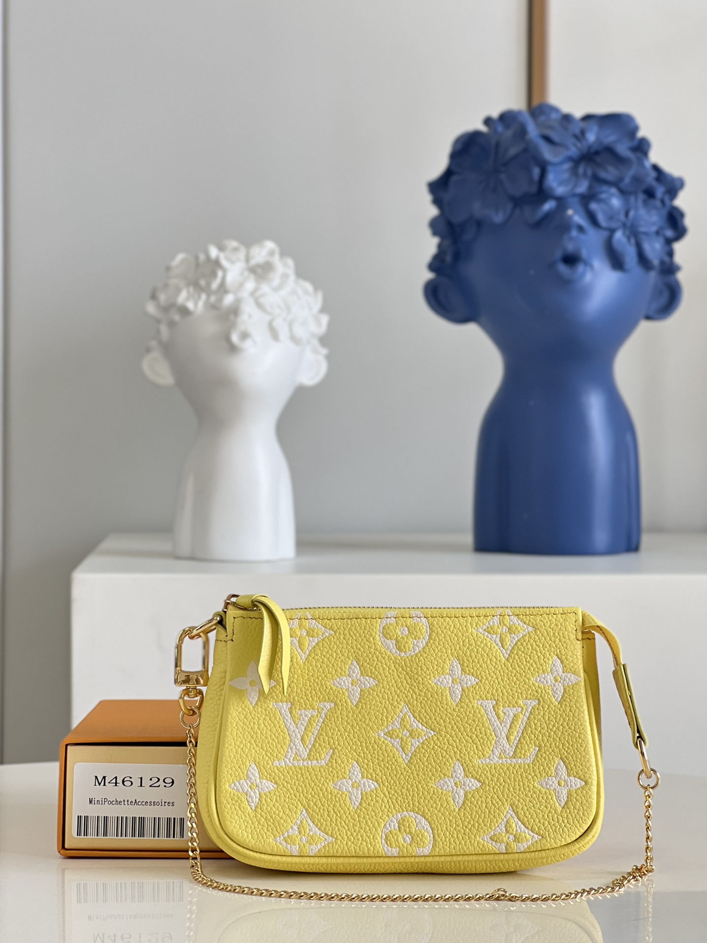 NO:398543,[Exclusive real photo M46129 yellow] This Mini Pochette Accessoires clutch is from Spring Escape capsule series, which uses Monogram Empreinte leather to set off a eye-catching Monogram pattern. Whether it is carried by hand or fixed to a handbag or belt, it can be carried in a fashionable way. Detailed features 15.5 x 10.5 x 4 cm (length x height x width) z.,LV [original leather],louis vuitton,handbag19860909【独家实拍M46129黄】本款 Mini Pochette Accessoires 手拿包出自 Spring Escape 胶囊系列,以 Monogram Empreinte 皮革烘托醒目 Monogram 图案.无论手拎或固定于手袋或腰带,均可以潮流方式携带日常所需. 详细特征15.5 x 10.5 x 4 厘米 (长度 x 高 x 宽) z.,LV【原厂皮】,louis vuitton,handbag,Bag