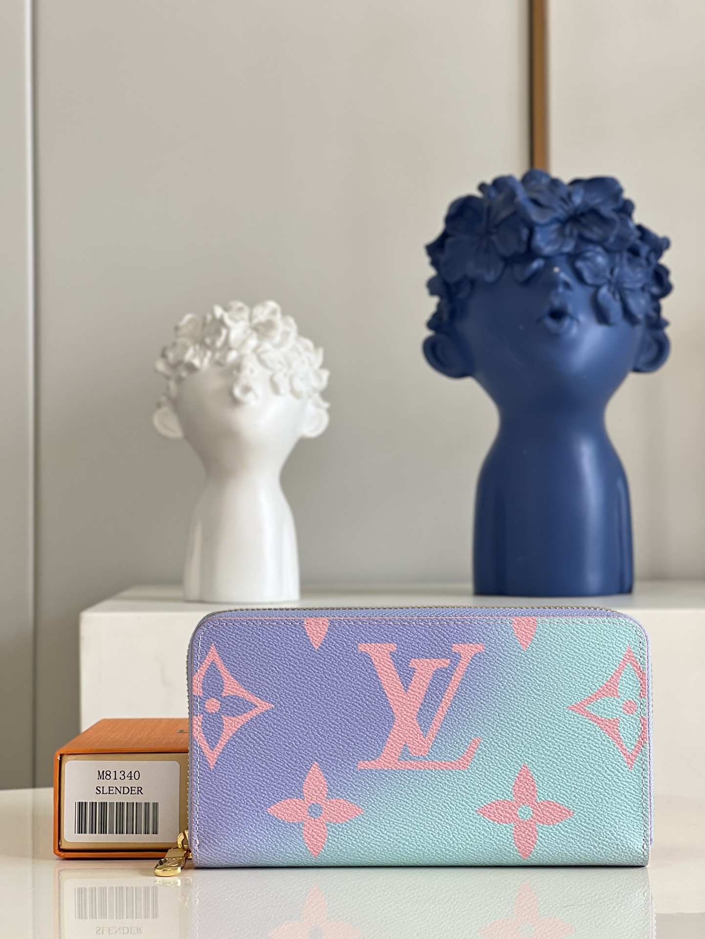 NO:398544,【Exclusive real photo M81340】Gradial color Single zipper wallet series The iconic zipper wallet is made of gradient color Monogram canvas, and is one of the styles of the summer By The Pool accessories, leather goods and fashion limited edition series. The wallet is elegantly designed, unzipping shows the orderly internal interval, abundant space, and can perfectly store cards, banknotes and change. 19.5 x 10.5 x 2.5 cm V.260, LV [original leather], louis vuitton, wallets19860909【独家实拍M81340】渐变色 单拉链钱包系列 標誌性拉鏈錢包以漸變色Monogram帆布打造,是夏季By The Pool配飾、皮具精品及時裝限量系列的款式之一.錢包設計雅緻,拉開拉鏈展現井井有條的內部間隔,空間充裕,可完美收納卡片、紙幣和零錢.19.5 x 10.5 x 2.5 厘米 V.260,LV【原厂皮】,louis vuitton,wallets,Bag