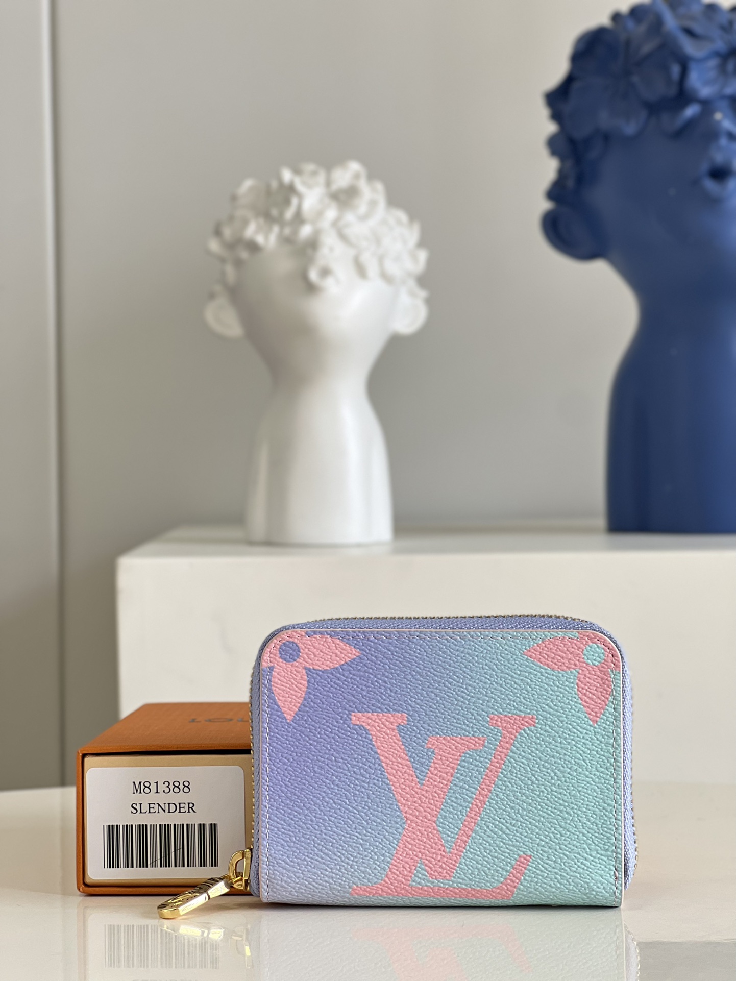 NO:398547,【Exclusive real photo M81388】Grad color Coin wallet series Special edition Zipper coin wallet Made of Monogram Empreinte leather, embellished with gradient Monogram embossed pattern, is one of the styles of By The Pool accessories, leather goods and fashion series in summer. It is known for its exquisite full zipper design, which can store cards, banknotes and change. 11 x 8.5 x 2 cm V.,LV [original leather],louis vuitton,wallets19860909【独家实拍M81388】渐变色 零钱包钱包系列 特别版拉链零钱包 以Monogram Empreinte皮革打造,缀以渐变色Monogram压花图案,是夏季By The Pool配饰、皮具及时装系列的款式之一,以精巧的全拉链设计著称,可收纳卡片、纸币和零钱.11 x 8.5 x 2 厘米 V.,LV【原厂皮】,louis vuitton,wallets,Bag