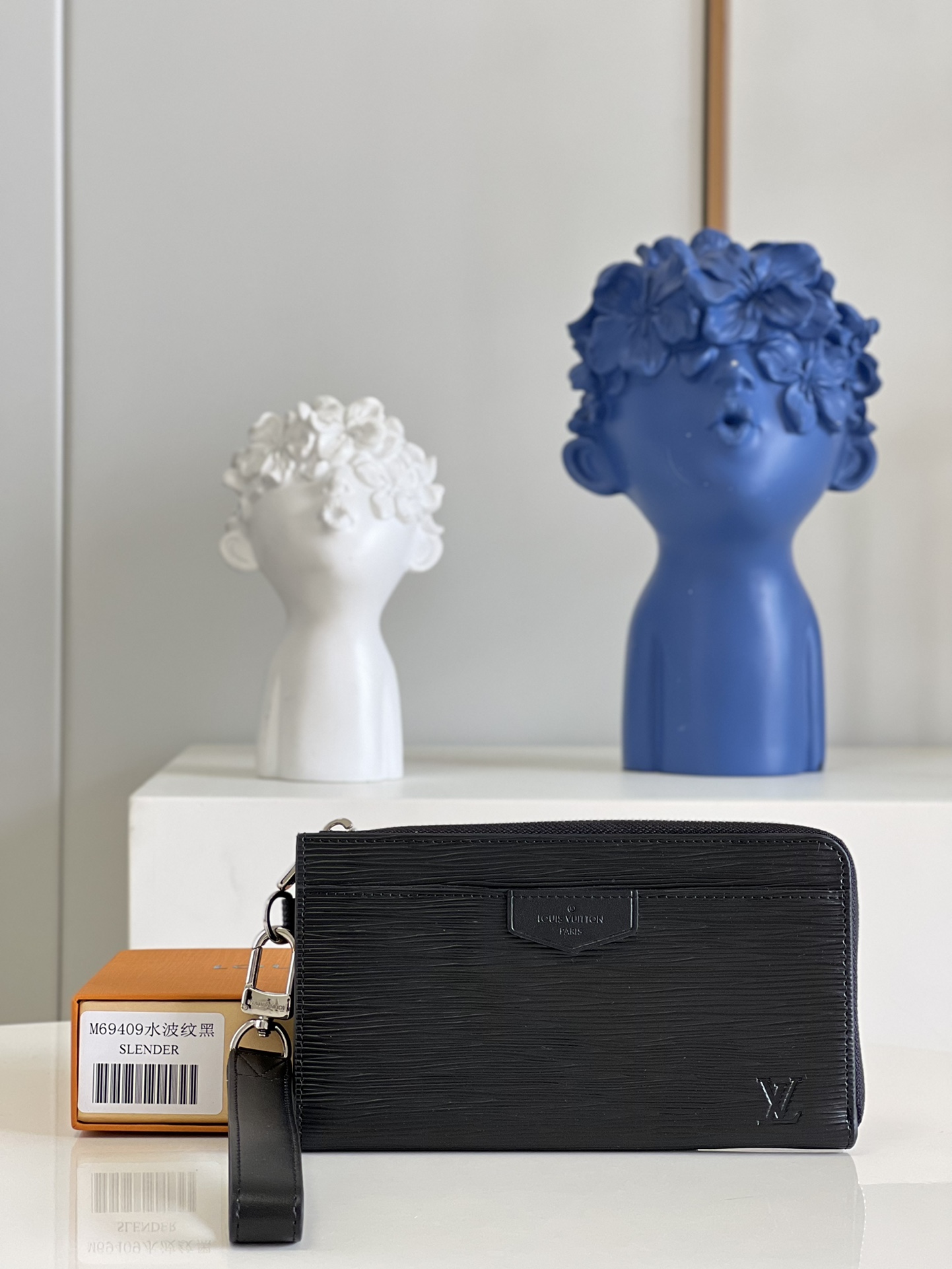 NO:398550,【Exclusive real photo M69409 water ripple】 Zippy Dragonne zipper wallet pays tribute to Louis Vuitton's tradition of traveling and making travel boxes. The wallet is decorated with travel style patches and Louis Vuitton logo. This wallet is compact inside and simple in design, making it ideal for daily use. 19.0 x 11.0 x 3.5 cm V., LV [original leather], louis vuitton, louis vuitton, wallets19860909【独家实拍M69409水波纹】Zippy Dragonne拉链钱包致敬路易威登旅行和制作旅行箱的传统,钱夹饰有旅行风格贴片和路易威登标识.这款钱夹内部紧凑,设计简洁,是日常使用的理想选择.19.0 x 11.0 x 3.5 cm V.,LV【原厂皮】,louis vuitton,louis vuitton,wallets,Bag