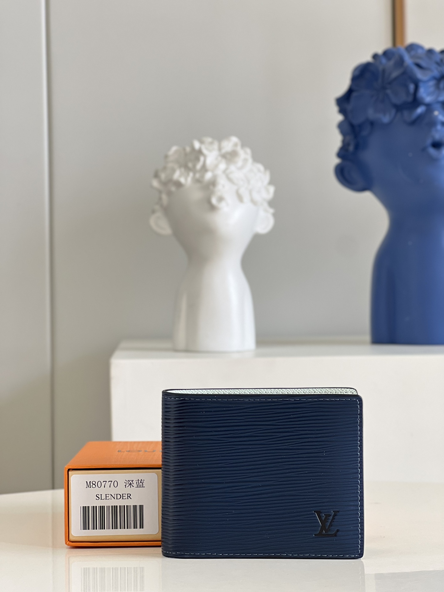 NO:398553,【Exclusive real photo M80770 blue】Water ripple new men's short clip This Multiple wallet is made of soft Epi leather, with LV embossed letter logo on the corners, modern and fashionable. It has multiple card mezzanines, 2 compartments for storing paper money and 2 side mezzanines for storing notes. The handbag can still be easily placed in most pockets and bags 11.5 x 9 x 1.5 cm v.,LV [original leather],louis vuitton19860909【独家实拍M80770 蓝色】水波纹 新款男士短夹 本款 Multiple 钱夹由柔软的 Epi 皮革制成,角落处低调饰有 LV 压纹字母标识,摩登时尚.功能多样,配有多个卡片夹层、2 个可存放纸钞的隔层与 2 个可存放票据的侧面夹层.该手袋仍可轻松放入大多数口袋与包袋中11.5 x 9 x 1.5 厘米 v.,LV【原厂皮】,louis vuitton,Bag