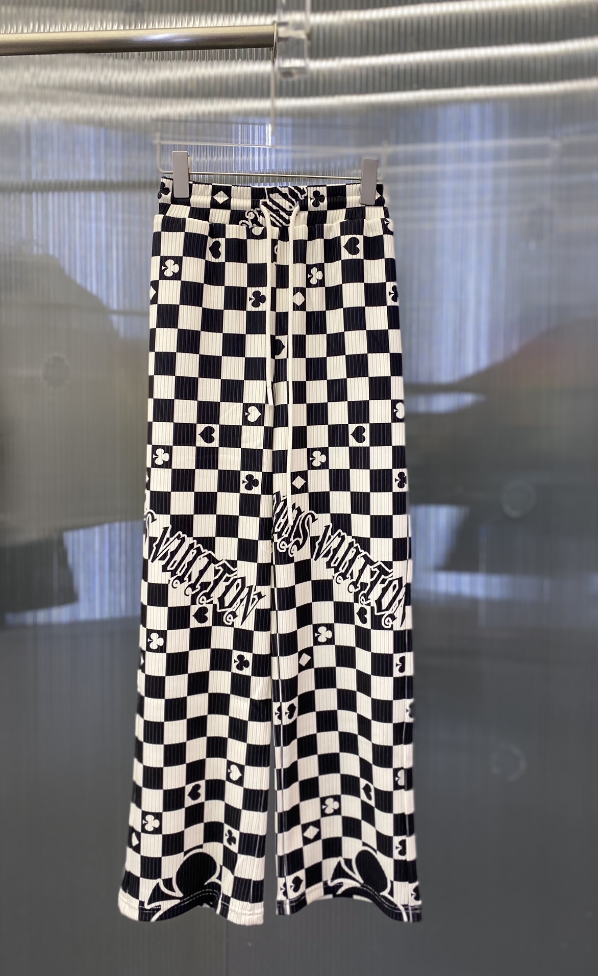 NO:696907,Louis Vuitton/Louis Vuitton classic full-logo pure cotton webbing printed casual pants. Made of environmentally friendly pure cotton fabric. The feel and texture are very good. Elastic waist design. Simple wide-leg pants shape. Makes your legs longer in one second. Comfortable and versatile. SML,,louis vuitton,louis vuitton,19860909Louis Vuitton/路易威登 经典满Logo纯棉织带印花休闲裤 采用环保纯棉面料 手感质感都很赞 松紧腰身设计 直简阔腿裤型 一秒显大长腿 舒适又百搭实穿 SML,,louis vuitton,louis vuitton,,Women's clothing