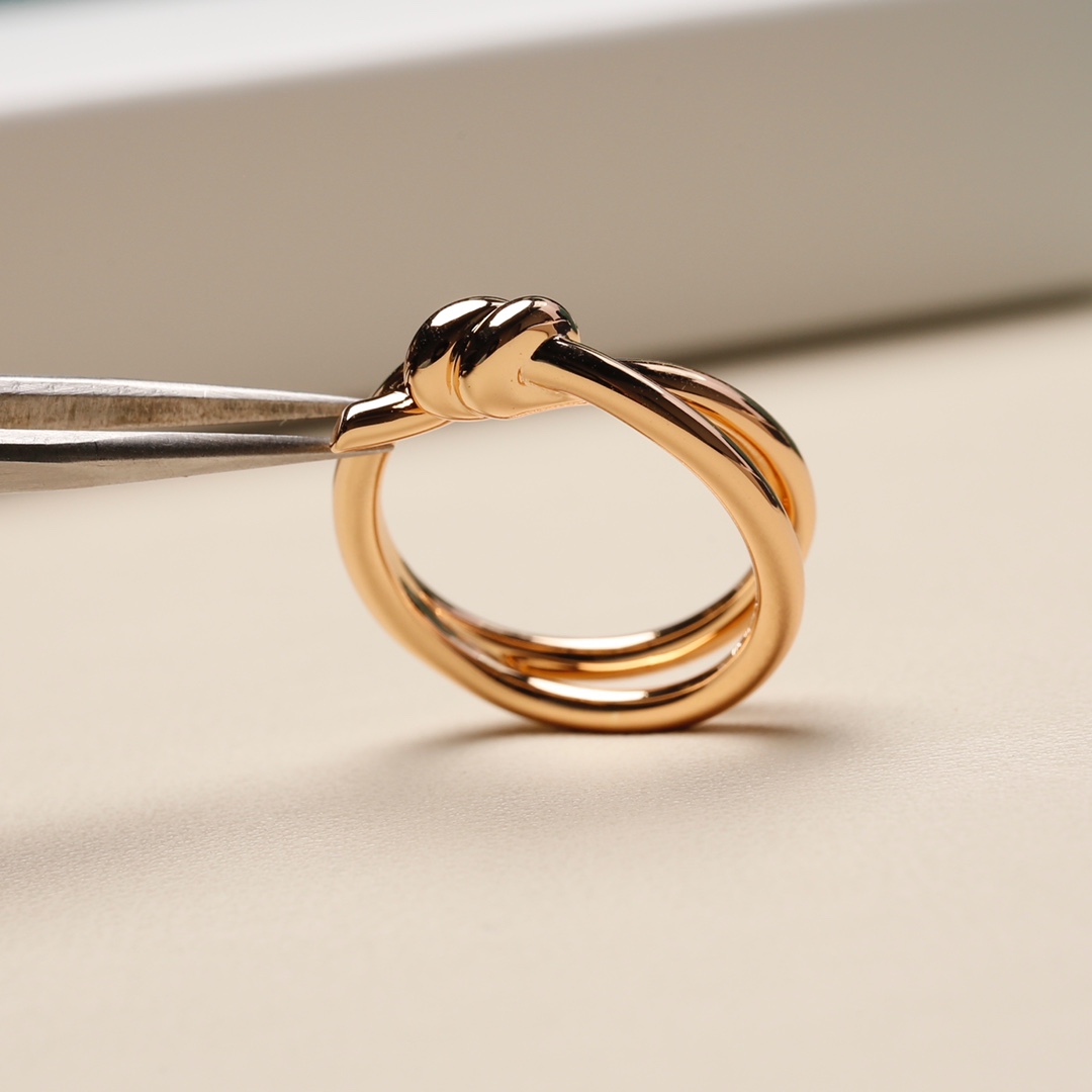 
T knot双行戒指💍，尺寸56789号
2022年Ｔ家新作  Knot戒指|||💥万众期待 
T k