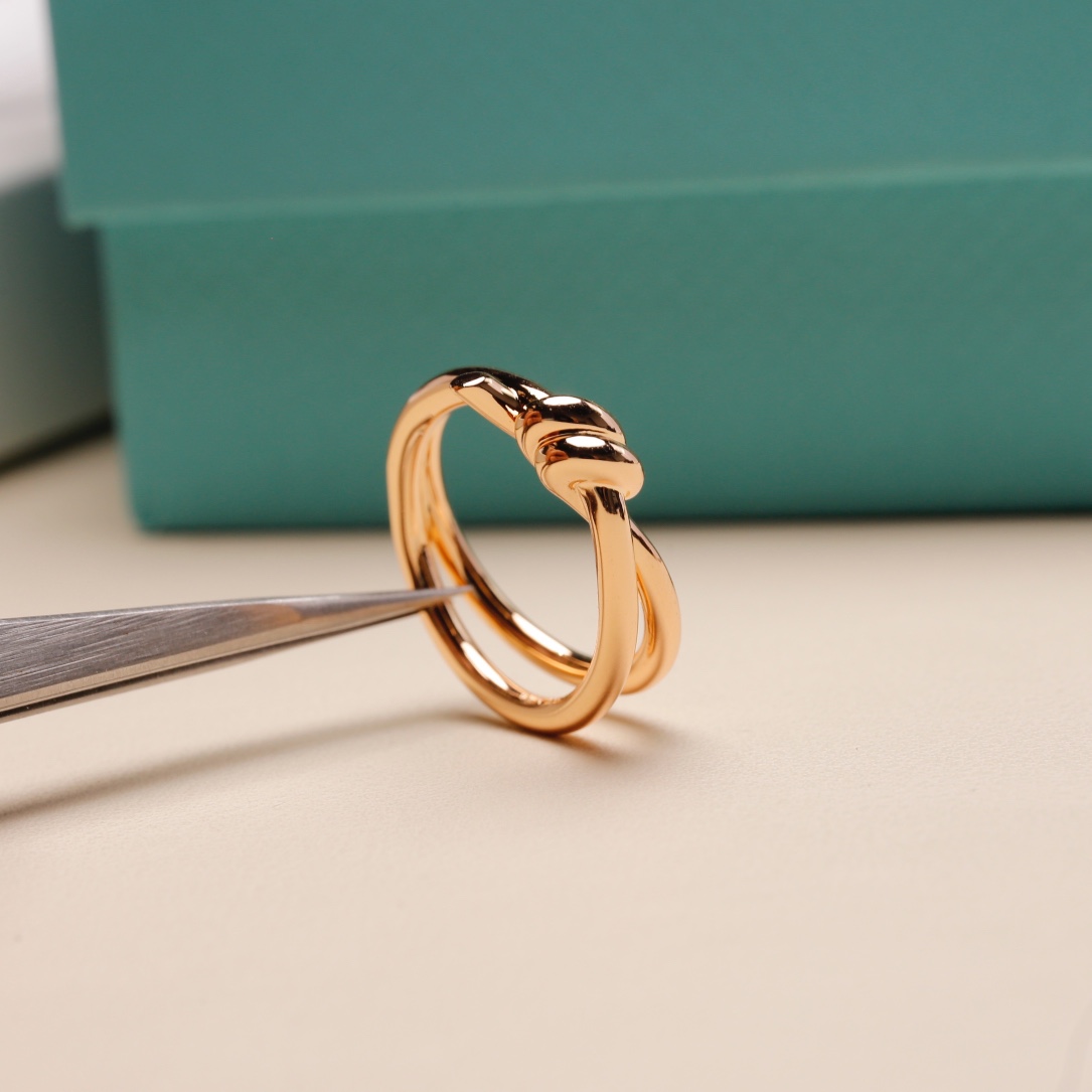 
T knot双行戒指💍，尺寸56789号
2022年Ｔ家新作  Knot戒指|||💥万众期待 
T k