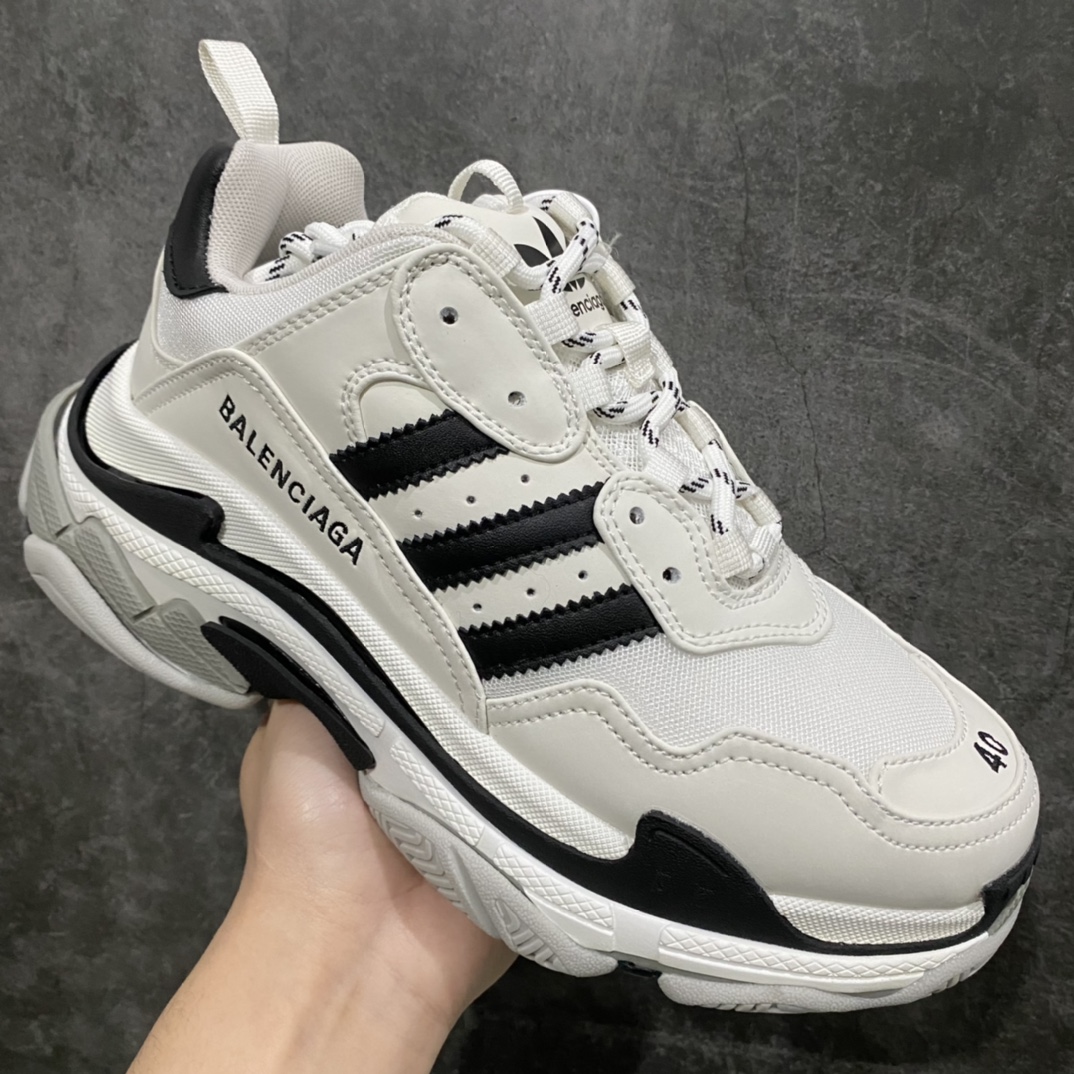图片[5]-OK版本 Balenciaga x Adidas 巴黎世家X阿迪达斯 1.0原底八层组合距离adidas x GUCCI联名公布，还不满一个月！紧接着就又爆出了一个全新的adidas跨界奢侈品合作，直接让不少玩家又一次惊掉下巴！嗯，adidas x 巴黎世家联名！鞋型不用问，就是巴黎世家最热门的型号之一TRIPLE S。对比官方版本，这次adidas似乎是将巴黎世家Logo上方的织网面区域换成了“三道杆”。并且整体的还改用了“黑白熊猫”配色。鞋后跟的Logo，也是采用了类似adidas x PRADA、adidas x GUCCI联名的方式，直接注入了两个组合标识。目前只有这一双鞋被提前泄露，而且还是在中国曝光的。背景里的这几袋大米，实在太抢镜了。 尺码：35-46-选品中心