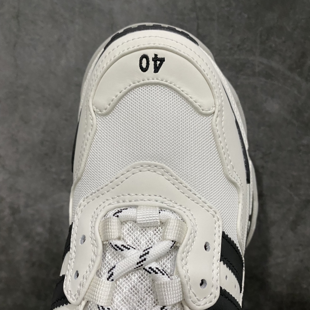 图片[6]-OK版本 Balenciaga x Adidas 巴黎世家X阿迪达斯 1.0原底八层组合距离adidas x GUCCI联名公布，还不满一个月！紧接着就又爆出了一个全新的adidas跨界奢侈品合作，直接让不少玩家又一次惊掉下巴！嗯，adidas x 巴黎世家联名！鞋型不用问，就是巴黎世家最热门的型号之一TRIPLE S。对比官方版本，这次adidas似乎是将巴黎世家Logo上方的织网面区域换成了“三道杆”。并且整体的还改用了“黑白熊猫”配色。鞋后跟的Logo，也是采用了类似adidas x PRADA、adidas x GUCCI联名的方式，直接注入了两个组合标识。目前只有这一双鞋被提前泄露，而且还是在中国曝光的。背景里的这几袋大米，实在太抢镜了。 尺码：35-46-选品中心