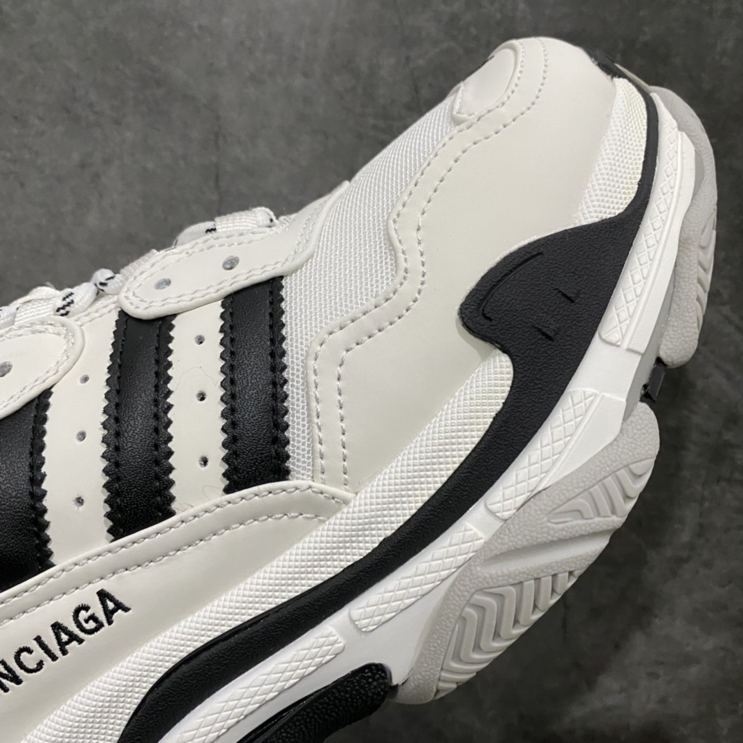 图片[7]-OK版本 Balenciaga x Adidas 巴黎世家X阿迪达斯 1.0原底八层组合距离adidas x GUCCI联名公布，还不满一个月！紧接着就又爆出了一个全新的adidas跨界奢侈品合作，直接让不少玩家又一次惊掉下巴！嗯，adidas x 巴黎世家联名！鞋型不用问，就是巴黎世家最热门的型号之一TRIPLE S。对比官方版本，这次adidas似乎是将巴黎世家Logo上方的织网面区域换成了“三道杆”。并且整体的还改用了“黑白熊猫”配色。鞋后跟的Logo，也是采用了类似adidas x PRADA、adidas x GUCCI联名的方式，直接注入了两个组合标识。目前只有这一双鞋被提前泄露，而且还是在中国曝光的。背景里的这几袋大米，实在太抢镜了。 尺码：35-46-选品中心