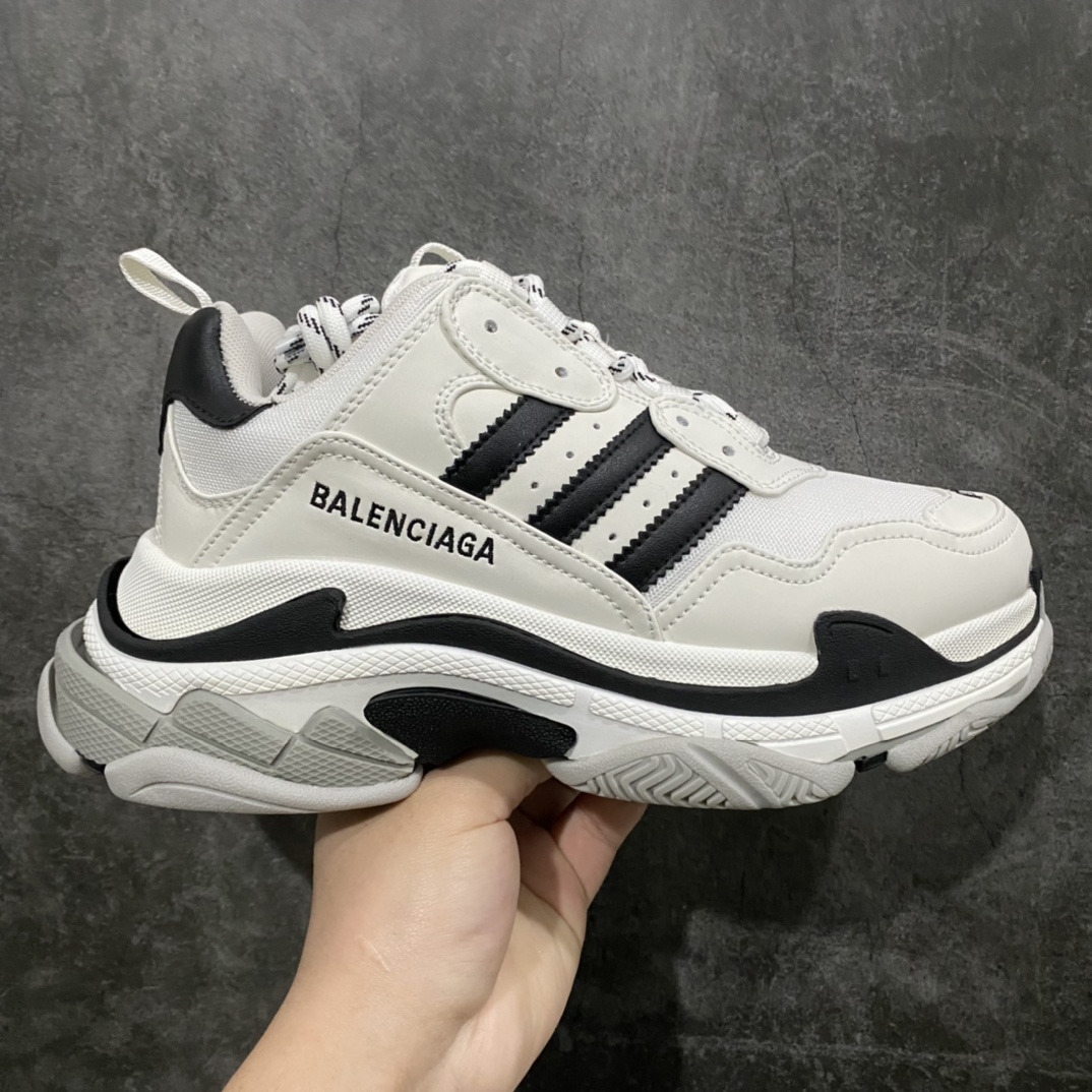 OK版本 Balenciaga x Adidas 巴黎世家X阿迪达斯 1.0原底八层组合距离adidas x GUCCI联名公布,还不满一个月!紧接着就又爆出了一个全新的adidas跨界奢侈品合作,直接让不少玩家又一次惊掉下巴!嗯,adidas x 巴黎世家联名!鞋型不用问,就是巴黎世家最热门的型号之一TRIPLE S。对比官方版本,这次adidas似乎是将巴黎世家Logo上方的织网面区域换成了“三道杆”。并且整体的还改用了“黑白熊猫”配色。鞋后跟的Logo,也是采用了类似adidas x PRADA、adidas x GUCCI联名的方式,直接注入了两个组合标识。目前只有这一双鞋被提前泄露,而且还是在中国曝光的。背景里的这几袋大米,实在太抢镜了。 尺码:35-46-选品中心