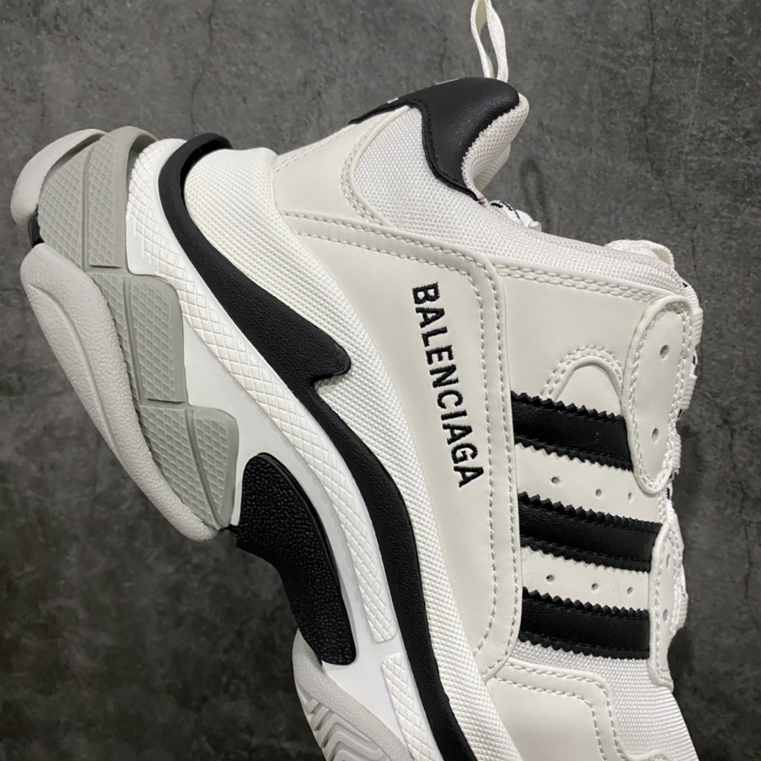 图片[8]-OK版本 Balenciaga x Adidas 巴黎世家X阿迪达斯 1.0原底八层组合距离adidas x GUCCI联名公布，还不满一个月！紧接着就又爆出了一个全新的adidas跨界奢侈品合作，直接让不少玩家又一次惊掉下巴！嗯，adidas x 巴黎世家联名！鞋型不用问，就是巴黎世家最热门的型号之一TRIPLE S。对比官方版本，这次adidas似乎是将巴黎世家Logo上方的织网面区域换成了“三道杆”。并且整体的还改用了“黑白熊猫”配色。鞋后跟的Logo，也是采用了类似adidas x PRADA、adidas x GUCCI联名的方式，直接注入了两个组合标识。目前只有这一双鞋被提前泄露，而且还是在中国曝光的。背景里的这几袋大米，实在太抢镜了。 尺码：35-46-选品中心