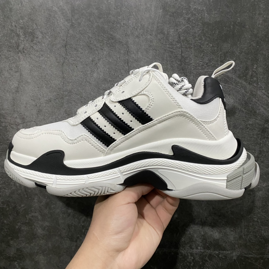 图片[2]-OK版本 Balenciaga x Adidas 巴黎世家X阿迪达斯 1.0原底八层组合距离adidas x GUCCI联名公布，还不满一个月！紧接着就又爆出了一个全新的adidas跨界奢侈品合作，直接让不少玩家又一次惊掉下巴！嗯，adidas x 巴黎世家联名！鞋型不用问，就是巴黎世家最热门的型号之一TRIPLE S。对比官方版本，这次adidas似乎是将巴黎世家Logo上方的织网面区域换成了“三道杆”。并且整体的还改用了“黑白熊猫”配色。鞋后跟的Logo，也是采用了类似adidas x PRADA、adidas x GUCCI联名的方式，直接注入了两个组合标识。目前只有这一双鞋被提前泄露，而且还是在中国曝光的。背景里的这几袋大米，实在太抢镜了。 尺码：35-46-选品中心