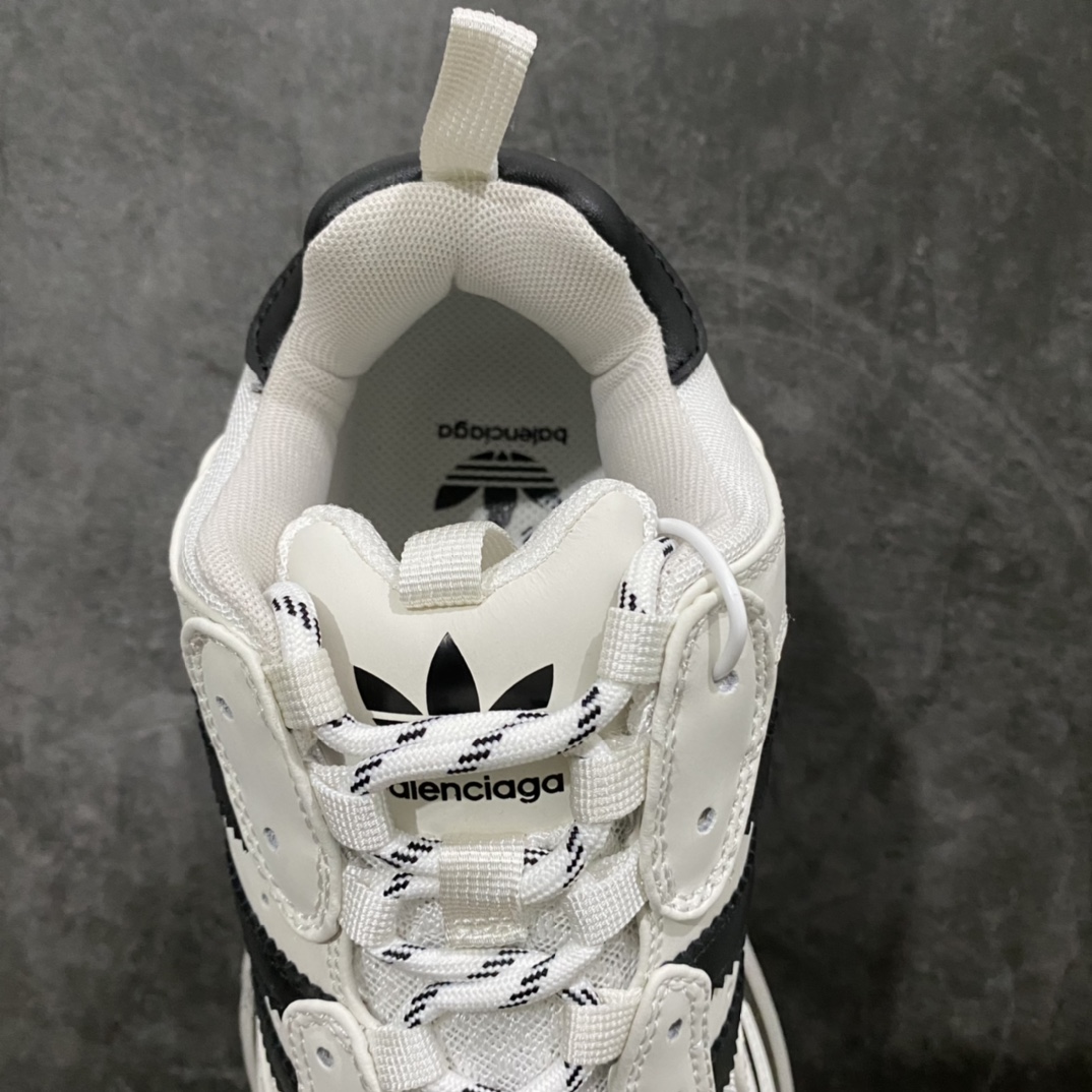 图片[9]-OK版本 Balenciaga x Adidas 巴黎世家X阿迪达斯 1.0原底八层组合距离adidas x GUCCI联名公布，还不满一个月！紧接着就又爆出了一个全新的adidas跨界奢侈品合作，直接让不少玩家又一次惊掉下巴！嗯，adidas x 巴黎世家联名！鞋型不用问，就是巴黎世家最热门的型号之一TRIPLE S。对比官方版本，这次adidas似乎是将巴黎世家Logo上方的织网面区域换成了“三道杆”。并且整体的还改用了“黑白熊猫”配色。鞋后跟的Logo，也是采用了类似adidas x PRADA、adidas x GUCCI联名的方式，直接注入了两个组合标识。目前只有这一双鞋被提前泄露，而且还是在中国曝光的。背景里的这几袋大米，实在太抢镜了。 尺码：35-46-选品中心