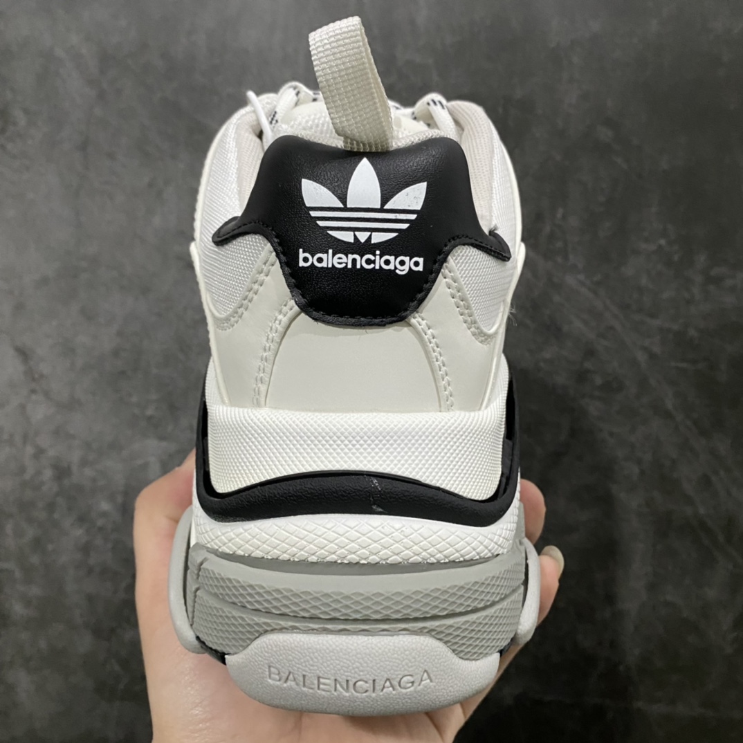 图片[3]-OK版本 Balenciaga x Adidas 巴黎世家X阿迪达斯 1.0原底八层组合距离adidas x GUCCI联名公布，还不满一个月！紧接着就又爆出了一个全新的adidas跨界奢侈品合作，直接让不少玩家又一次惊掉下巴！嗯，adidas x 巴黎世家联名！鞋型不用问，就是巴黎世家最热门的型号之一TRIPLE S。对比官方版本，这次adidas似乎是将巴黎世家Logo上方的织网面区域换成了“三道杆”。并且整体的还改用了“黑白熊猫”配色。鞋后跟的Logo，也是采用了类似adidas x PRADA、adidas x GUCCI联名的方式，直接注入了两个组合标识。目前只有这一双鞋被提前泄露，而且还是在中国曝光的。背景里的这几袋大米，实在太抢镜了。 尺码：35-46-选品中心