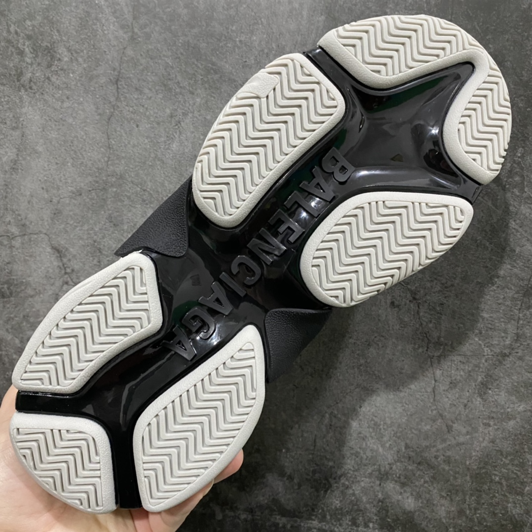 图片[4]-OK版本 Balenciaga x Adidas 巴黎世家X阿迪达斯 1.0原底八层组合距离adidas x GUCCI联名公布，还不满一个月！紧接着就又爆出了一个全新的adidas跨界奢侈品合作，直接让不少玩家又一次惊掉下巴！嗯，adidas x 巴黎世家联名！鞋型不用问，就是巴黎世家最热门的型号之一TRIPLE S。对比官方版本，这次adidas似乎是将巴黎世家Logo上方的织网面区域换成了“三道杆”。并且整体的还改用了“黑白熊猫”配色。鞋后跟的Logo，也是采用了类似adidas x PRADA、adidas x GUCCI联名的方式，直接注入了两个组合标识。目前只有这一双鞋被提前泄露，而且还是在中国曝光的。背景里的这几袋大米，实在太抢镜了。 尺码：35-46-选品中心