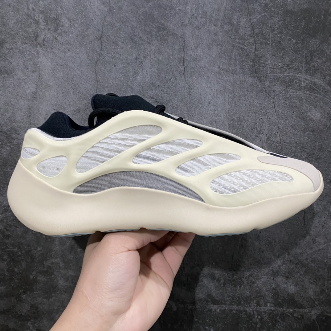 LW老汪版本Yeezy700v3白异形 随着G5的倒闭 其他版本陆续清货 老汪版的异形已经是目前市售最高版本了 实拍如下 不解释细节了,终端供货 尺码:36-47-选品中心