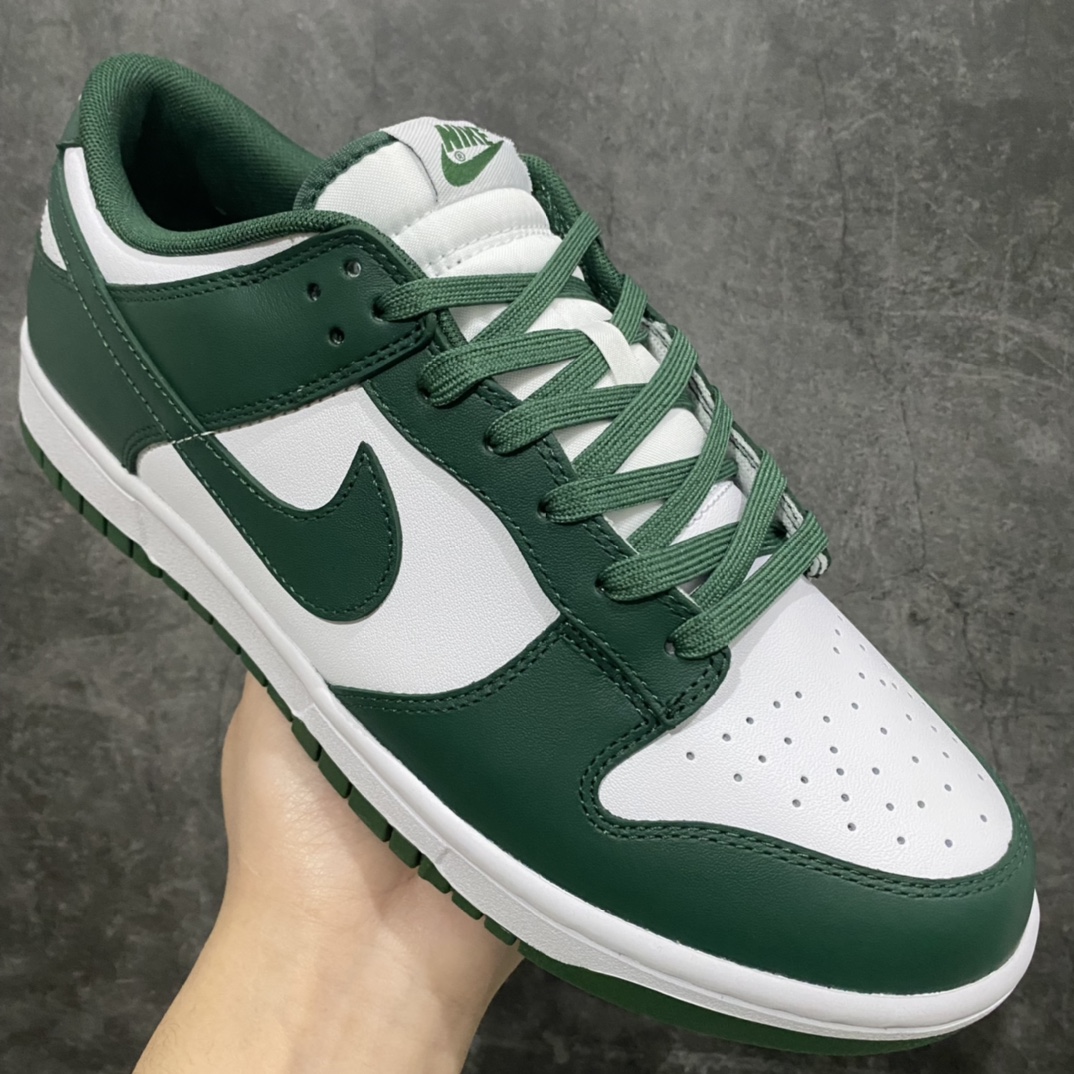 图片[3]-K版纯原NK Dunk Low 密歇根白绿 DD1391-101 原厂Sadesa D7 皮料 厚度1.45CM 细纹排气孔完全一致 全套原楦原模倾力打造完美版型 独家原厂航空铝磨具打磨大底 鞋头坡度极致还原 无解鞋型 原盒原配 圈内天花板工艺 原厂冲刀 超高清洁度 全鞋零毛边皮料切割 采用原厂百宏鞋带以及原厂百宏织唛舌标 内标可供原厂几率过验 原厂中底布黄色点胶 原厂中底布拉帮走线遵循公司‼️ 尺码：35.5 36 36.5 37.5 38 38.5 39 40 40.5 41 42 42.5 43 44 44.5 45 46 47.5-选品中心