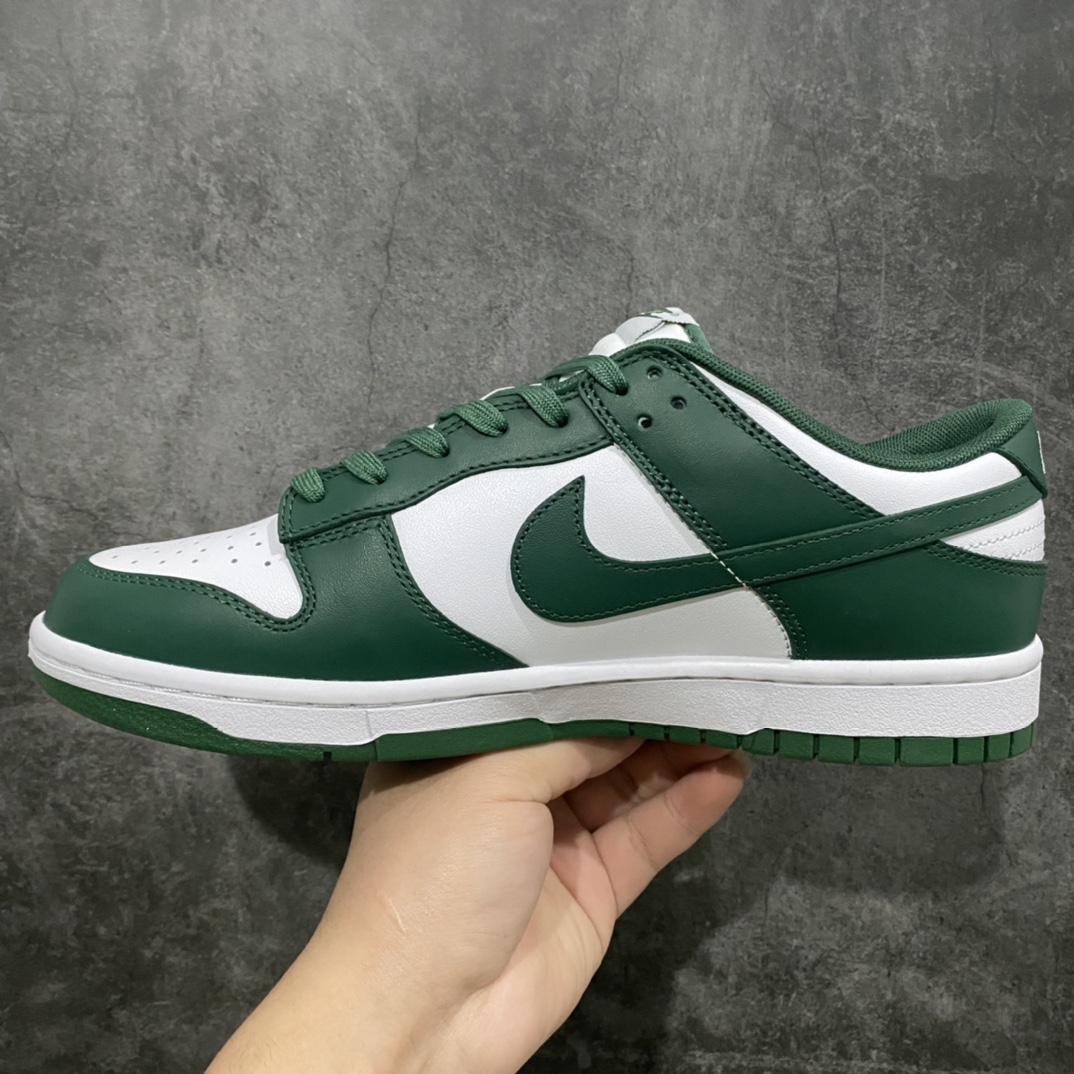 图片[2]-K版纯原NK Dunk Low 密歇根白绿 DD1391-101 原厂Sadesa D7 皮料 厚度1.45CM 细纹排气孔完全一致 全套原楦原模倾力打造完美版型 独家原厂航空铝磨具打磨大底 鞋头坡度极致还原 无解鞋型 原盒原配 圈内天花板工艺 原厂冲刀 超高清洁度 全鞋零毛边皮料切割 采用原厂百宏鞋带以及原厂百宏织唛舌标 内标可供原厂几率过验 原厂中底布黄色点胶 原厂中底布拉帮走线遵循公司‼️ 尺码：35.5 36 36.5 37.5 38 38.5 39 40 40.5 41 42 42.5 43 44 44.5 45 46 47.5-选品中心