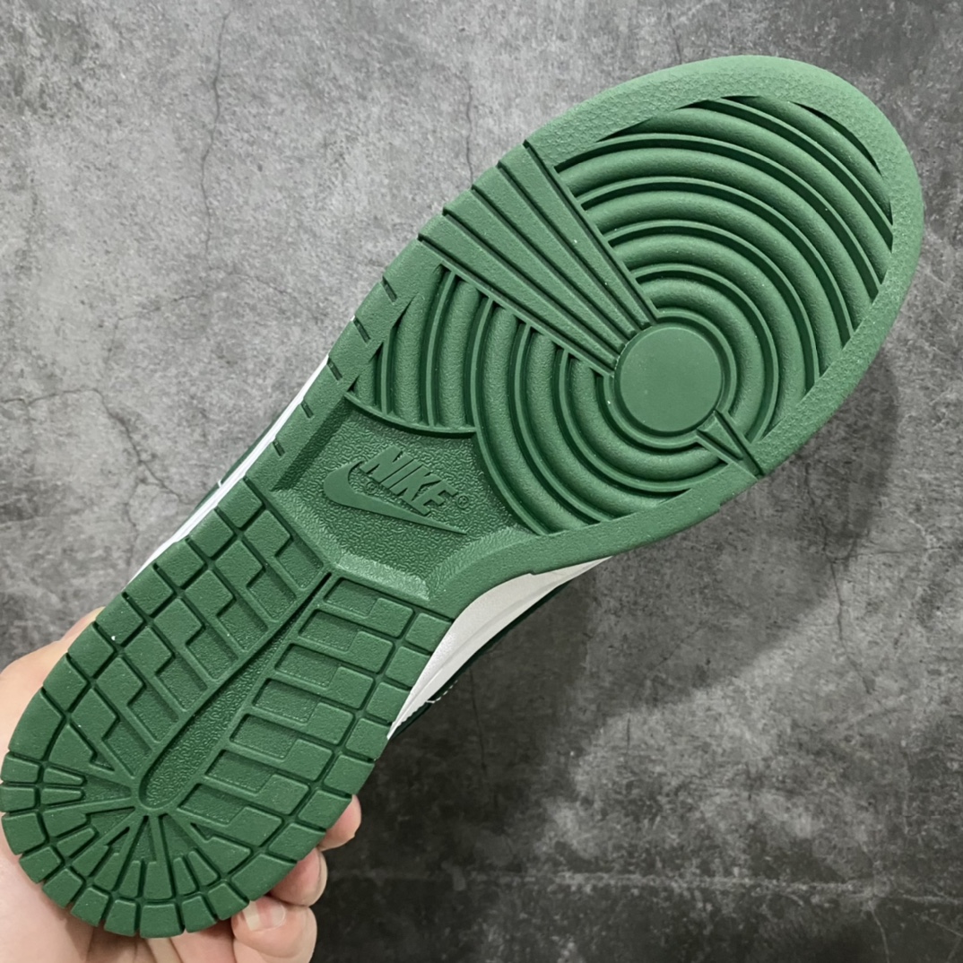 图片[8]-K版纯原NK Dunk Low 密歇根白绿 DD1391-101 原厂Sadesa D7 皮料 厚度1.45CM 细纹排气孔完全一致 全套原楦原模倾力打造完美版型 独家原厂航空铝磨具打磨大底 鞋头坡度极致还原 无解鞋型 原盒原配 圈内天花板工艺 原厂冲刀 超高清洁度 全鞋零毛边皮料切割 采用原厂百宏鞋带以及原厂百宏织唛舌标 内标可供原厂几率过验 原厂中底布黄色点胶 原厂中底布拉帮走线遵循公司‼️ 尺码：35.5 36 36.5 37.5 38 38.5 39 40 40.5 41 42 42.5 43 44 44.5 45 46 47.5-选品中心