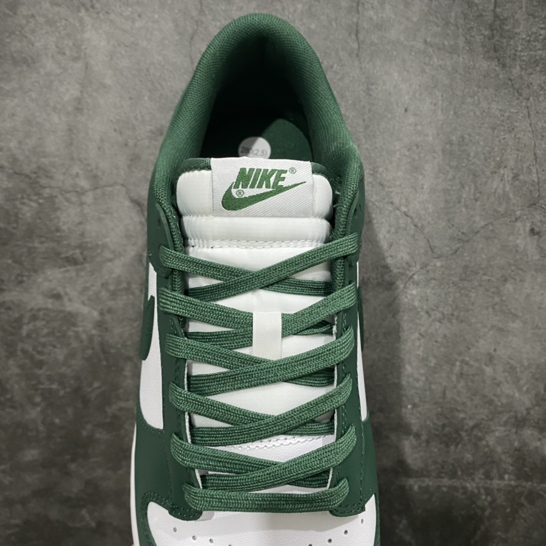 图片[9]-K版纯原NK Dunk Low 密歇根白绿 DD1391-101 原厂Sadesa D7 皮料 厚度1.45CM 细纹排气孔完全一致 全套原楦原模倾力打造完美版型 独家原厂航空铝磨具打磨大底 鞋头坡度极致还原 无解鞋型 原盒原配 圈内天花板工艺 原厂冲刀 超高清洁度 全鞋零毛边皮料切割 采用原厂百宏鞋带以及原厂百宏织唛舌标 内标可供原厂几率过验 原厂中底布黄色点胶 原厂中底布拉帮走线遵循公司‼️ 尺码：35.5 36 36.5 37.5 38 38.5 39 40 40.5 41 42 42.5 43 44 44.5 45 46 47.5-选品中心