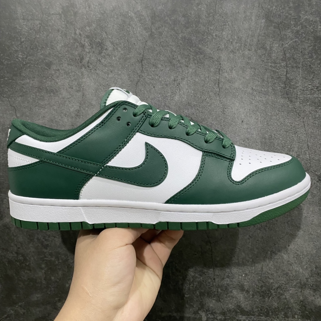 K版纯原NK Dunk Low 密歇根白绿 DD1391-101 原厂Sadesa D7 皮料 厚度1.45CM 细纹排气孔完全一致 全套原楦原模倾力打造完美版型 独家原厂航空铝磨具打磨大底 鞋头坡度极致还原 无解鞋型 原盒原配 圈内天花板工艺 原厂冲刀 超高清洁度 全鞋零毛边皮料切割 采用原厂百宏鞋带以及原厂百宏织唛舌标 内标可供原厂几率过验 原厂中底布黄色点胶 原厂中底布拉帮走线遵循公司‼️ 尺码:35.5 36 36.5 37.5 38 38.5 39 40 40.5 41 42 42.5 43 44 44.5 45 46 47.5-选品中心