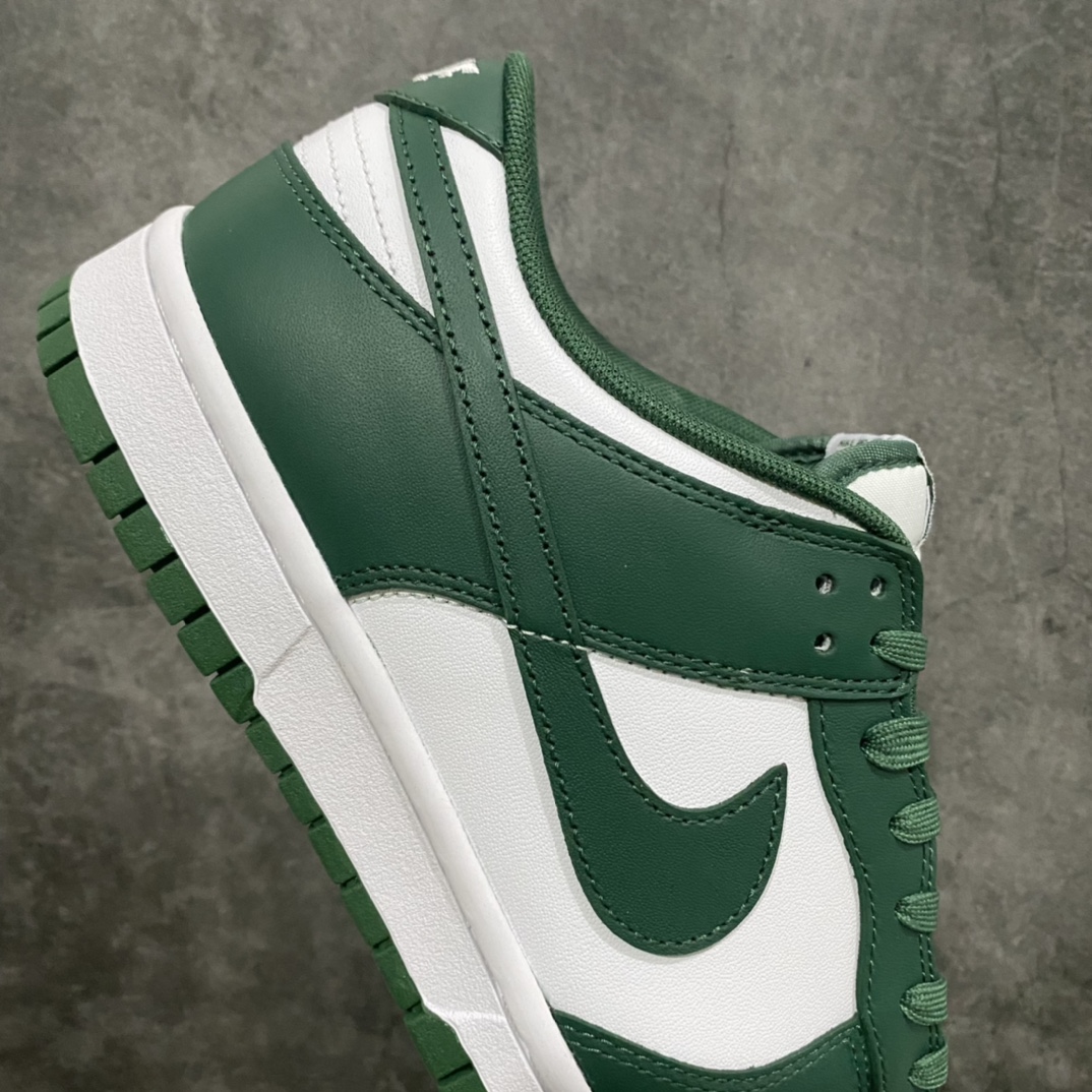 图片[7]-K版纯原NK Dunk Low 密歇根白绿 DD1391-101 原厂Sadesa D7 皮料 厚度1.45CM 细纹排气孔完全一致 全套原楦原模倾力打造完美版型 独家原厂航空铝磨具打磨大底 鞋头坡度极致还原 无解鞋型 原盒原配 圈内天花板工艺 原厂冲刀 超高清洁度 全鞋零毛边皮料切割 采用原厂百宏鞋带以及原厂百宏织唛舌标 内标可供原厂几率过验 原厂中底布黄色点胶 原厂中底布拉帮走线遵循公司‼️ 尺码：35.5 36 36.5 37.5 38 38.5 39 40 40.5 41 42 42.5 43 44 44.5 45 46 47.5-选品中心