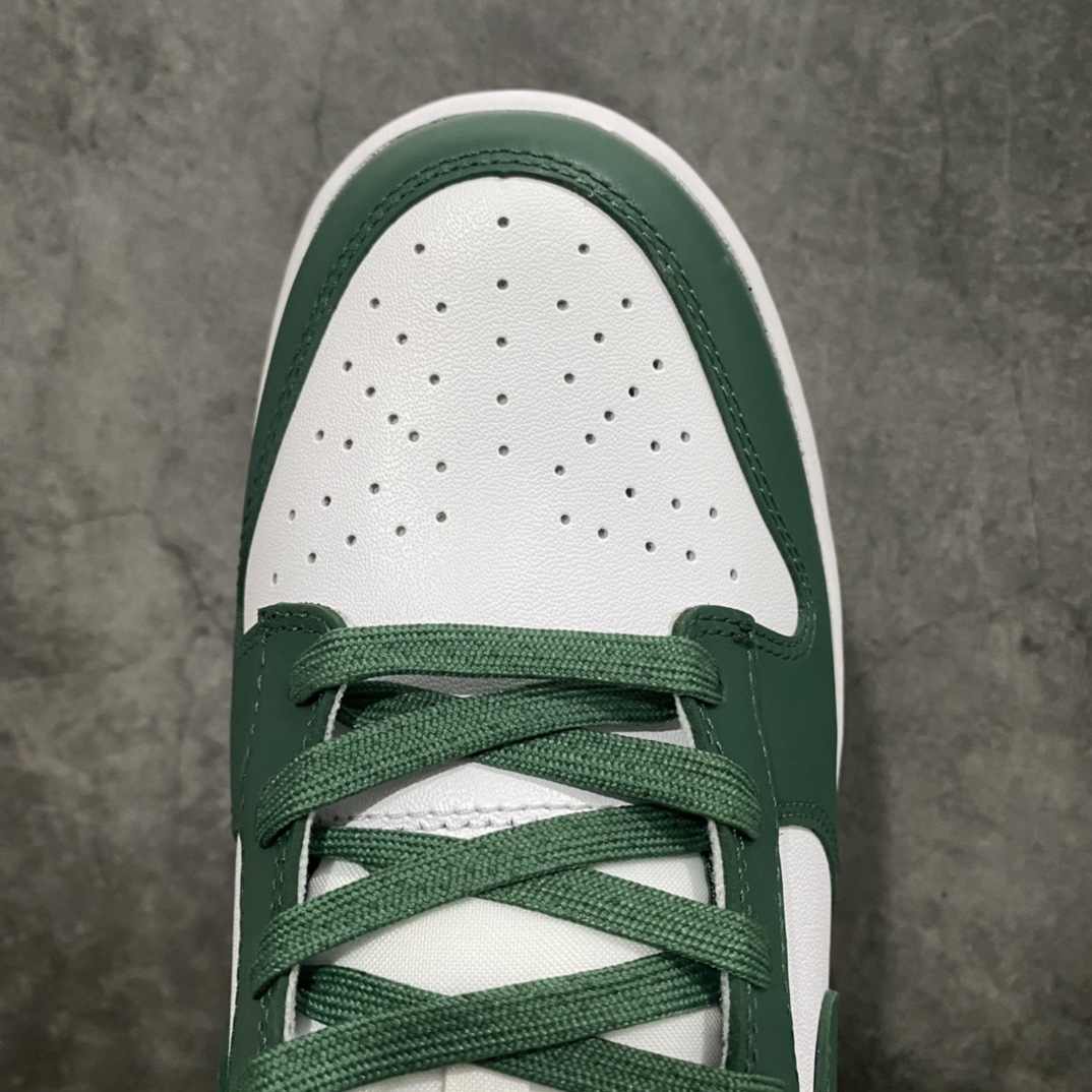 图片[5]-K版纯原NK Dunk Low 密歇根白绿 DD1391-101 原厂Sadesa D7 皮料 厚度1.45CM 细纹排气孔完全一致 全套原楦原模倾力打造完美版型 独家原厂航空铝磨具打磨大底 鞋头坡度极致还原 无解鞋型 原盒原配 圈内天花板工艺 原厂冲刀 超高清洁度 全鞋零毛边皮料切割 采用原厂百宏鞋带以及原厂百宏织唛舌标 内标可供原厂几率过验 原厂中底布黄色点胶 原厂中底布拉帮走线遵循公司‼️ 尺码：35.5 36 36.5 37.5 38 38.5 39 40 40.5 41 42 42.5 43 44 44.5 45 46 47.5-选品中心