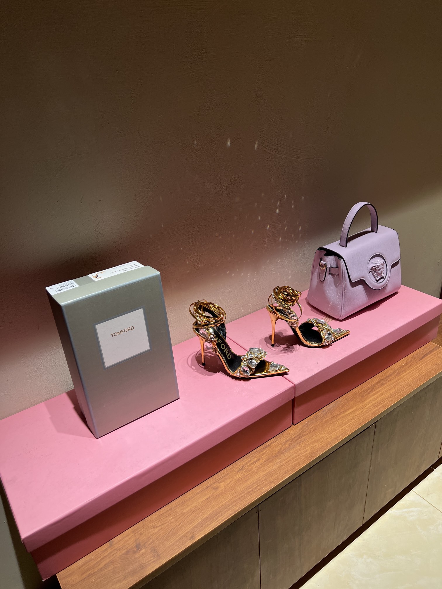 High-End Gold Sandals with Crystal Decorations and Hand-Cut Details - 图片 4
