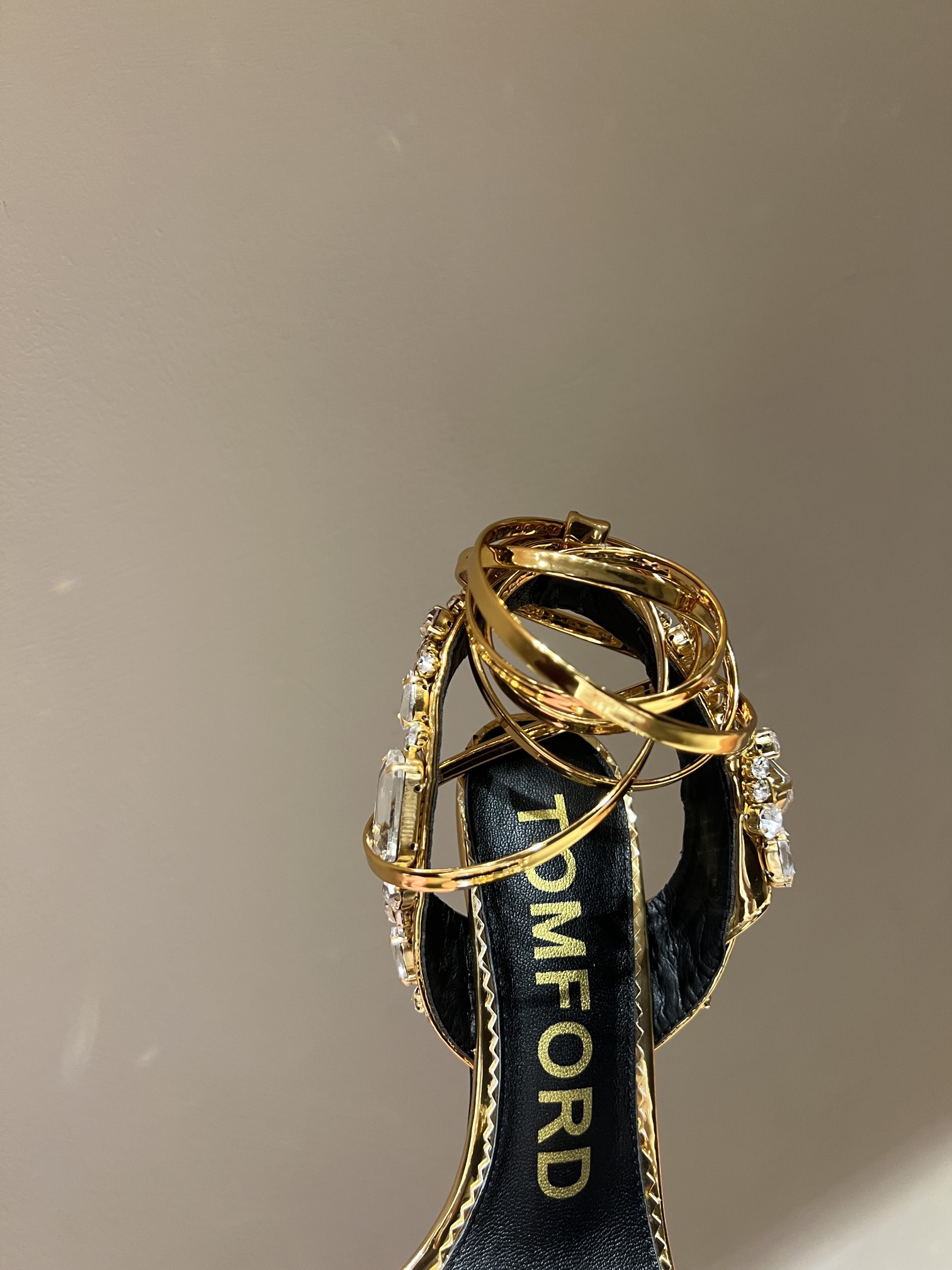 High-End Gold Sandals with Crystal Decorations and Hand-Cut Details - 图片 6