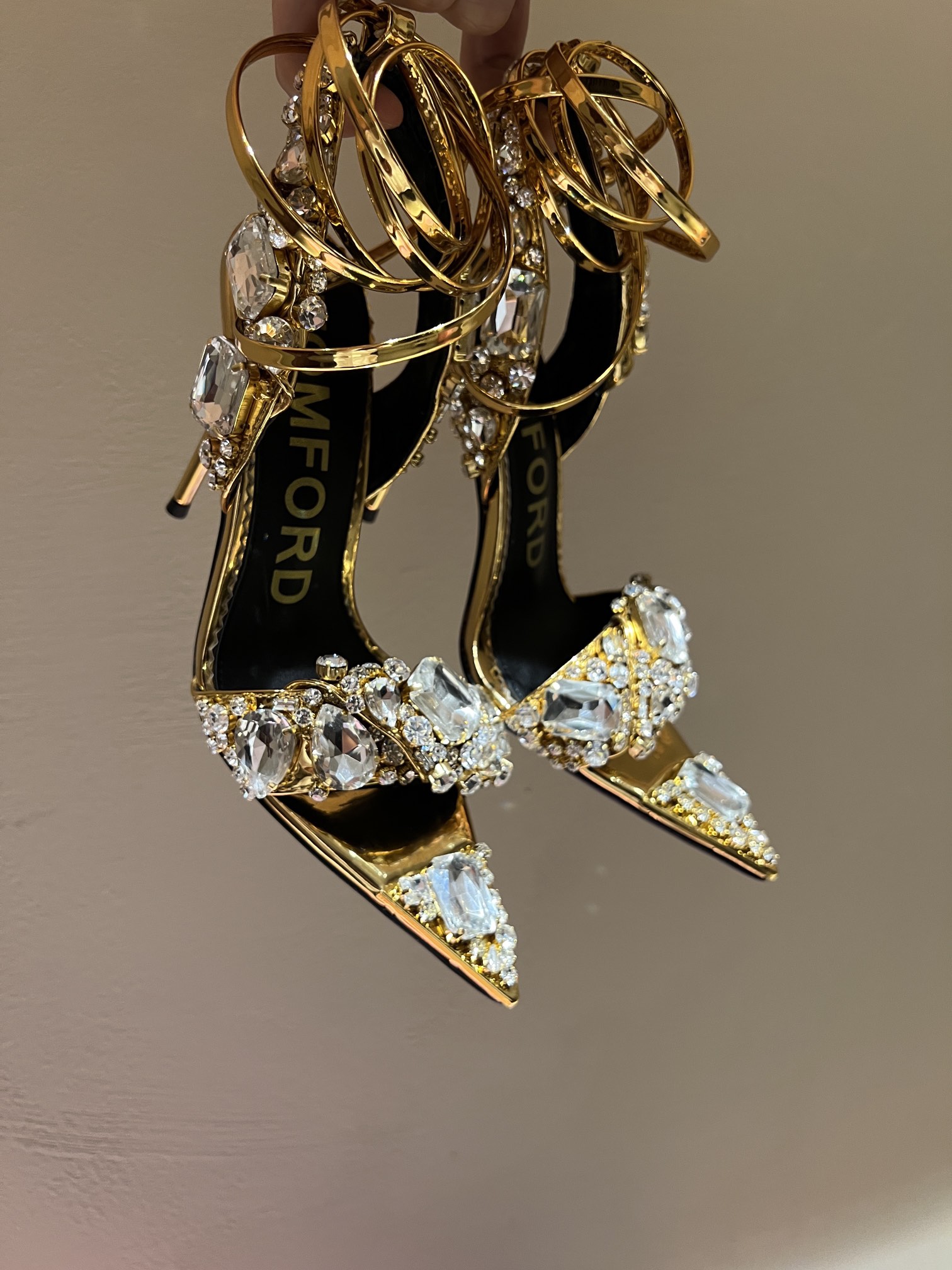 High-End Gold Sandals with Crystal Decorations and Hand-Cut Details - 图片 9