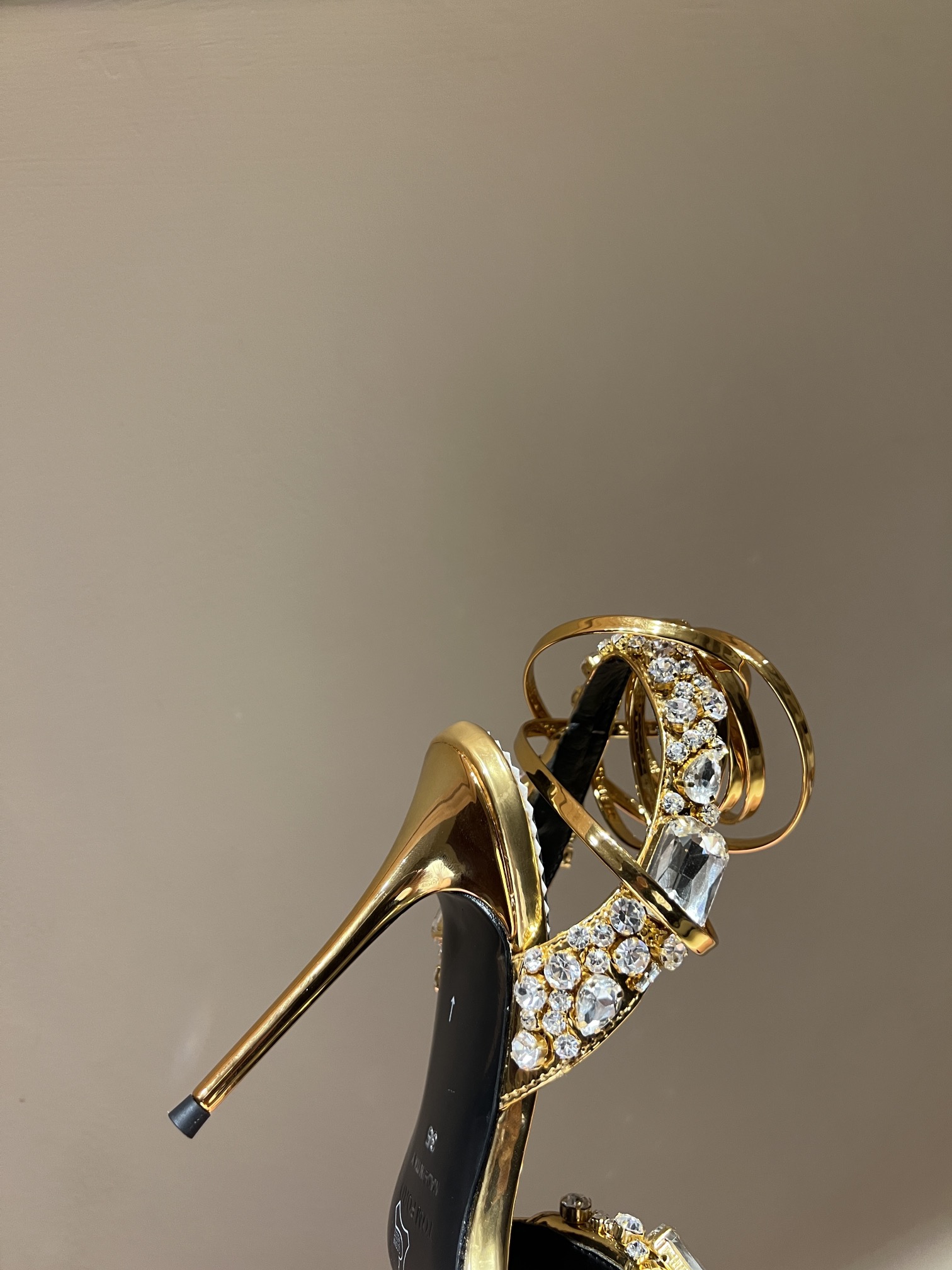 High-End Gold Sandals with Crystal Decorations and Hand-Cut Details - 图片 7