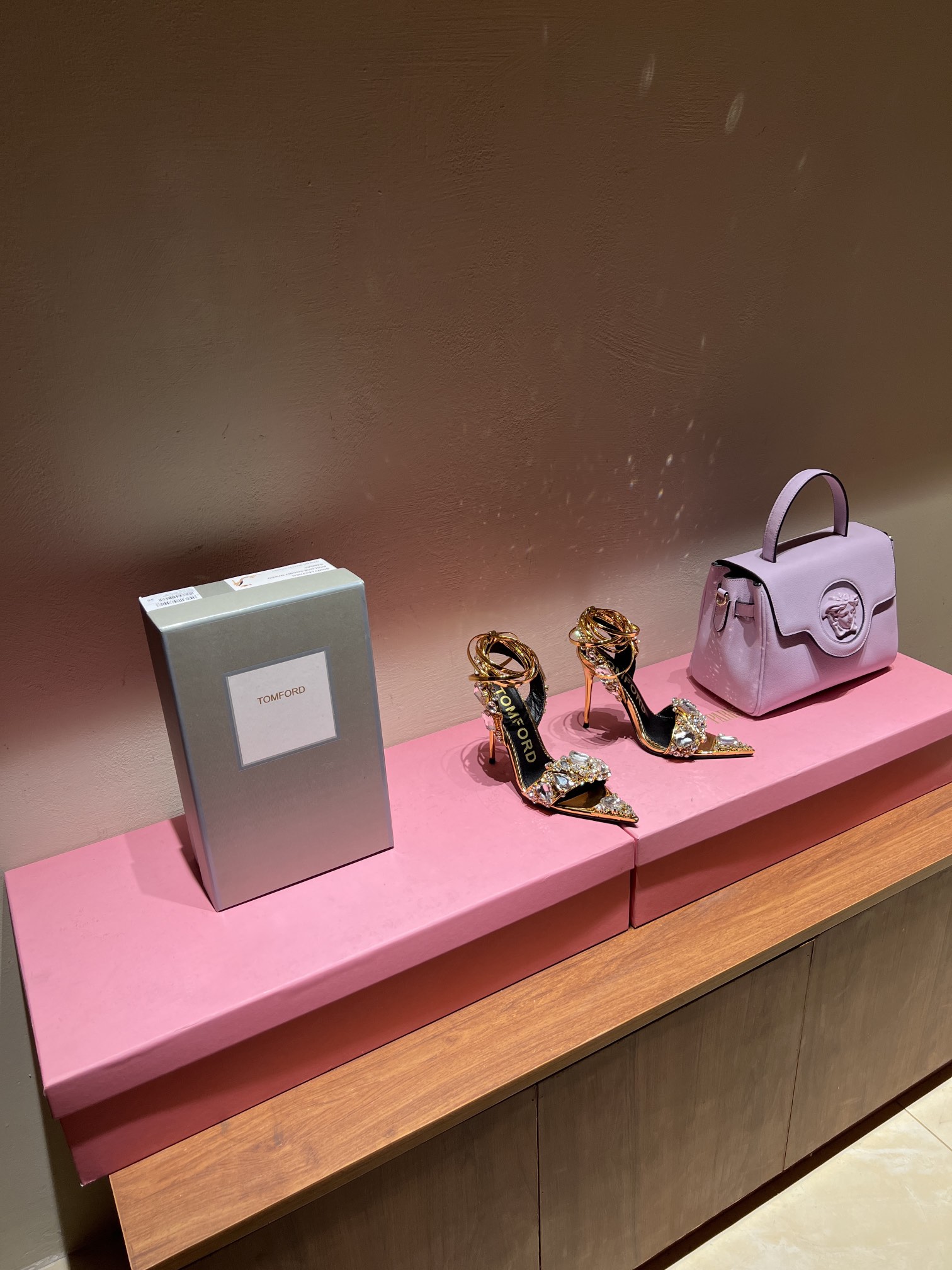 High-End Gold Sandals with Crystal Decorations and Hand-Cut Details - 图片 2