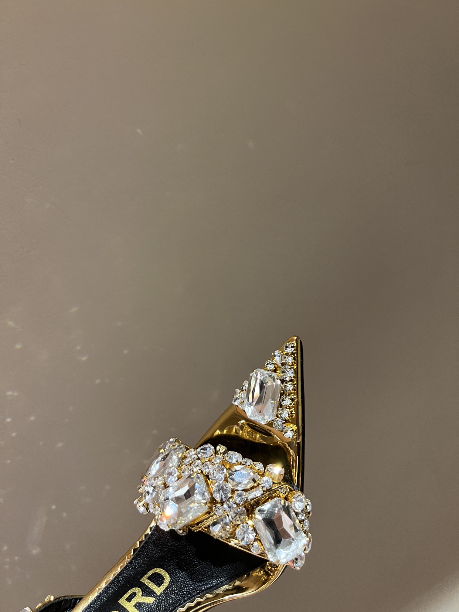 High-End Gold Sandals with Crystal Decorations and Hand-Cut Details - 图片 5