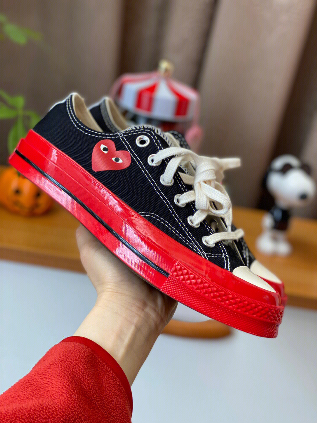 G0 双围条蓝底版本CDG PLAY “小红边”川久保玲爱心鬼脸醒目出街匡威联名CDG PLAY联名12周年还是你喜欢的经典百搭还是一看就懂的标志性“爱心眼”CONVERSE X Comme des Garons PLAY再次PLAY出新意为敢于跟着自己走的年轻创作者们打造象征热爱的红色鞋边CHUCK 70高、低帮鞋型各有黑白两色选