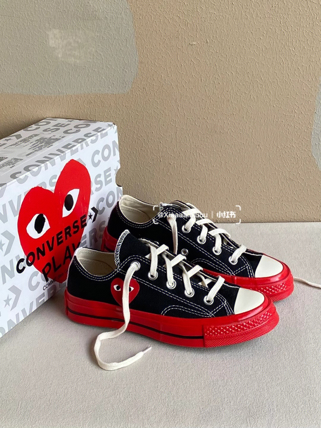G0 双围条蓝底版本CDG PLAY “小红边”川久保玲爱心鬼脸醒目出街匡威联名CDG PLAY联名12周年还是你喜欢的经典百搭还是一看就懂的标志性“爱心眼”CONVERSE X Comme des Garons PLAY再次PLAY出新意为敢于跟着自己走的年轻创作者们打造象征热爱的红色鞋边CHUCK 70高、低帮鞋型各有黑白两色选