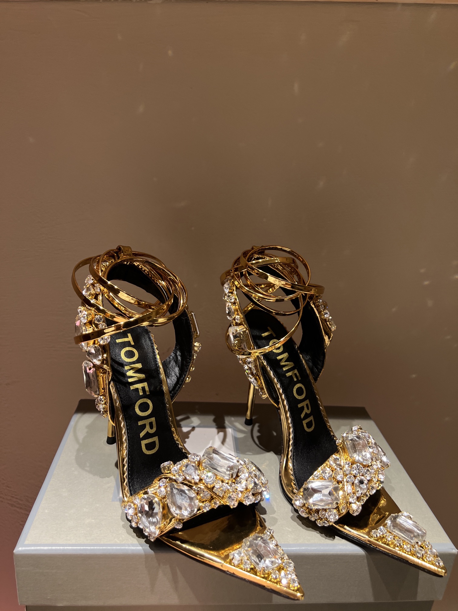 High-End Gold Sandals with Crystal Decorations and Hand-Cut Details