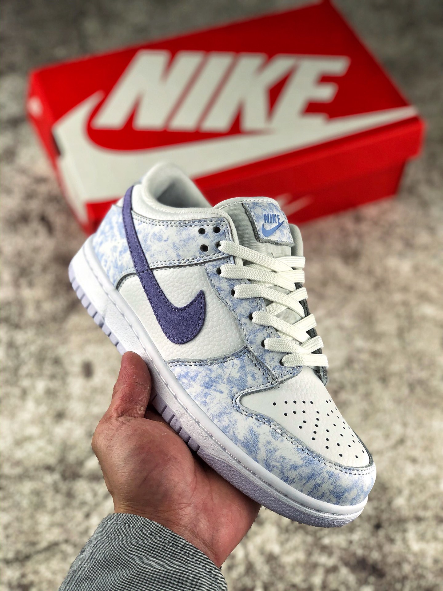 本地自取 核心放店
Nike Dunk SB Low 白紫
白紫配色 大厂纯原出品
#原厂织唛标 一致匹配原版
#全市场唯一正确鞋带绑法
#原楦原纸板开发 匹配原版98%以上
#后跟垫棉独家呈现 后跟反口里弧度正确
#全新后跟电绣 电绣针数与正品一致
#原厂皮料 百分百一致发售zp
SIZE： 36 36.5 37.5 38 38.5 39 40