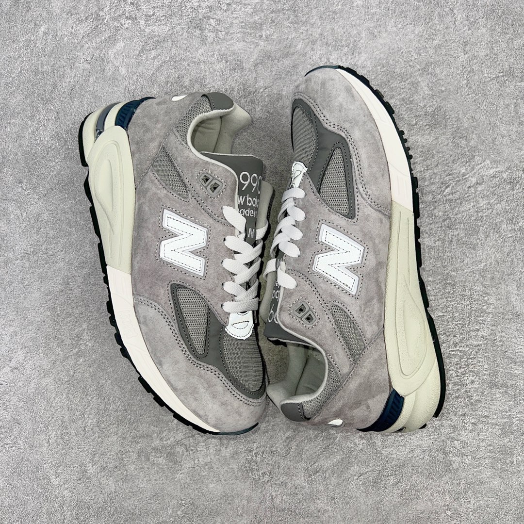 图片[3]-＃K版纯原福利 New Balance M990GB2 新百伦NB990V2 元祖灰 第二代总统复古慢跑鞋 正确3M反光细节 原楦原纸版开发 正确6层组合底模精密开发 搭载全新碳素中底 后跟透明TPU水晶装饰条稳固 沿用了引以为傲的跑鞋手工技艺 采用猪皮绒面并包裹局部透气网面的鞋身设计 菱网鞋舌上刻有New Balance USA 鞋面依旧身着经典的大热之灰 彰显了其高端的品质身份 尺码：36 37 37.5 38 38.5 39 40 40.5 41.5 42 42.5 43 44 45-选品中心