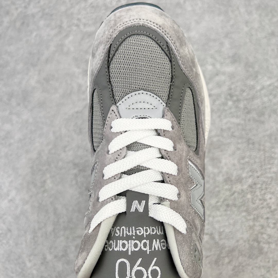 图片[4]-＃K版纯原福利 New Balance M990GB2 新百伦NB990V2 元祖灰 第二代总统复古慢跑鞋 正确3M反光细节 原楦原纸版开发 正确6层组合底模精密开发 搭载全新碳素中底 后跟透明TPU水晶装饰条稳固 沿用了引以为傲的跑鞋手工技艺 采用猪皮绒面并包裹局部透气网面的鞋身设计 菱网鞋舌上刻有New Balance USA 鞋面依旧身着经典的大热之灰 彰显了其高端的品质身份 尺码：36 37 37.5 38 38.5 39 40 40.5 41.5 42 42.5 43 44 45-选品中心