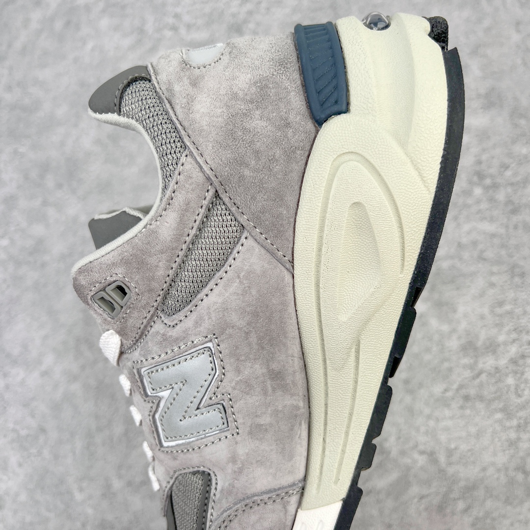 图片[7]-＃K版纯原福利 New Balance M990GB2 新百伦NB990V2 元祖灰 第二代总统复古慢跑鞋 正确3M反光细节 原楦原纸版开发 正确6层组合底模精密开发 搭载全新碳素中底 后跟透明TPU水晶装饰条稳固 沿用了引以为傲的跑鞋手工技艺 采用猪皮绒面并包裹局部透气网面的鞋身设计 菱网鞋舌上刻有New Balance USA 鞋面依旧身着经典的大热之灰 彰显了其高端的品质身份 尺码：36 37 37.5 38 38.5 39 40 40.5 41.5 42 42.5 43 44 45-选品中心